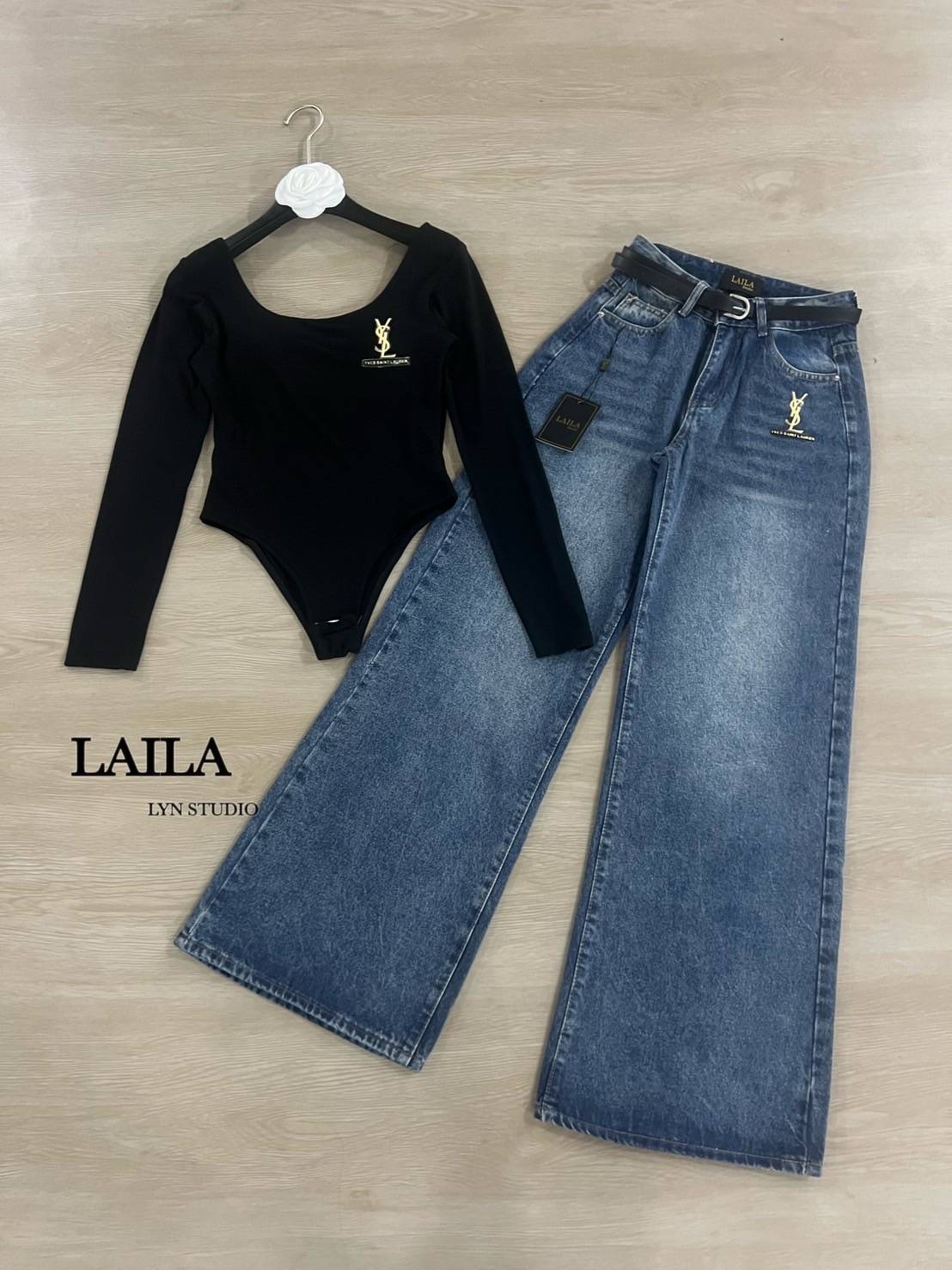 Tag: LAILA Detail: Set เสื้อ+กางเกง+เข็มขัด งายบอดี้สูททรงคอยูกว้างงง ช่วงอกคว้านลึกสุดแซ่บบ🔥ทรงสวย งานเสริมทรงที่อก ผ้าสุดเนี๊ยบบบ แต่งโลโก้ที่อกสีทองตัดสีชุด สีดำช่วยพรางหุ่นได้มากค่าาา มาพร้อม กางเกงยีนส์ทรงขาบานสีเข้มแต่งฟอกผ้าสวยมากกก แต่งโลโ