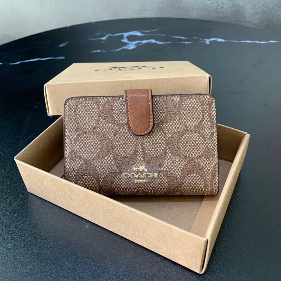 กระเป๋าสตางค์ไฮโซเรียบหรูดูแพงแบรนด์เนมโค้ชสีน้ำตาลลายC COACH F23553 MEDIUM CORNER ZIP WALLET IN SIGNATURE CANVASแท้หนังแคนวาส