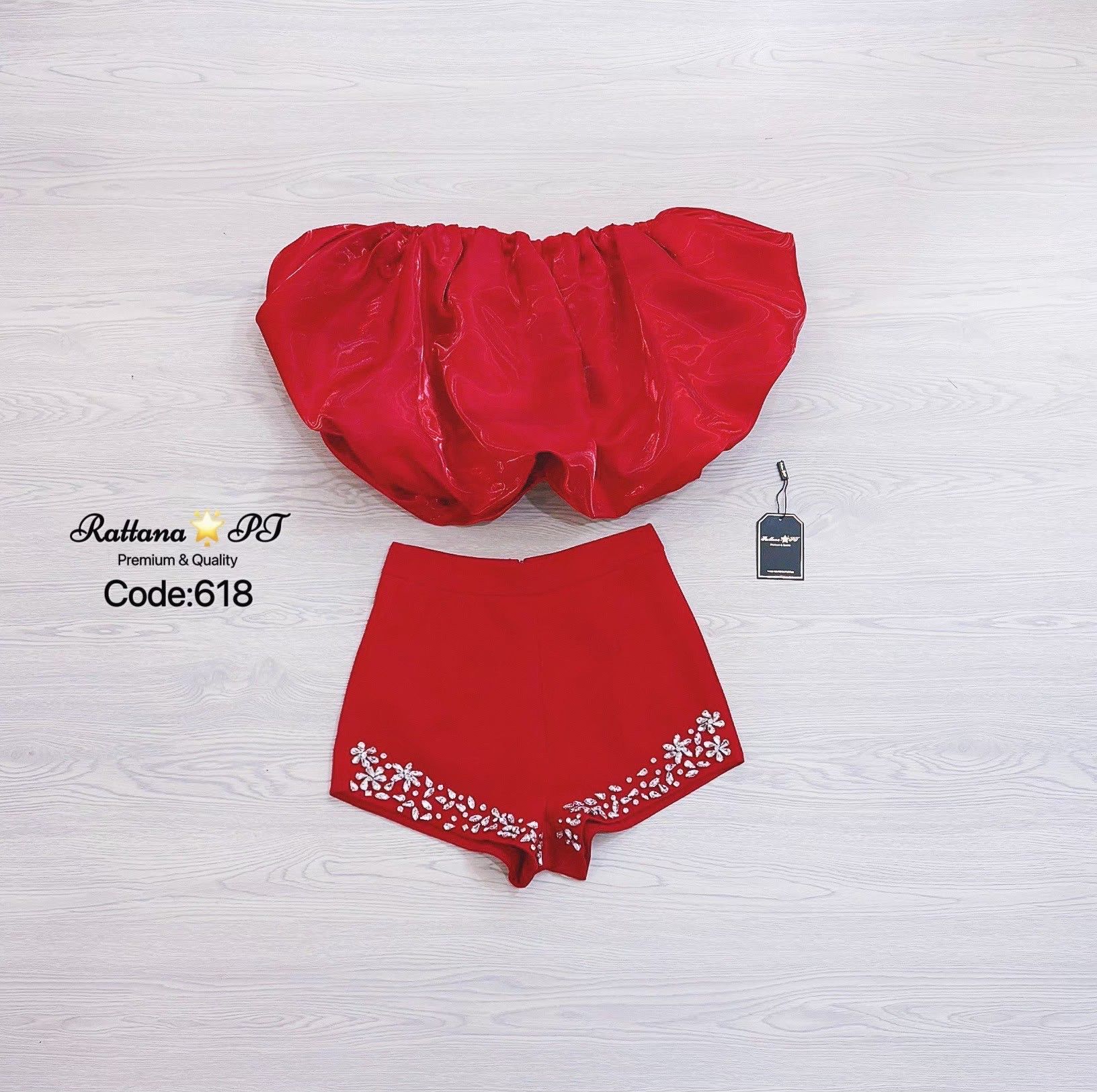 เซตเสื้อกางเกง เนิ้อผ้าสวยมากๆ เสื้อปาดไหล่ทรงบอลลูน สวยหรูดูแพงมาก ชุดมีซับใน มาคู่กับกางเกงแต่งเพชรสวยมากๆ ใส่ดินเนอร์ ออกงาน ปาตี้กับเพื่อน ปัง ปัง ปัง ช้าไม่ได้แล้วคร้า ของสวยๆหมดไวจัดด่วน
