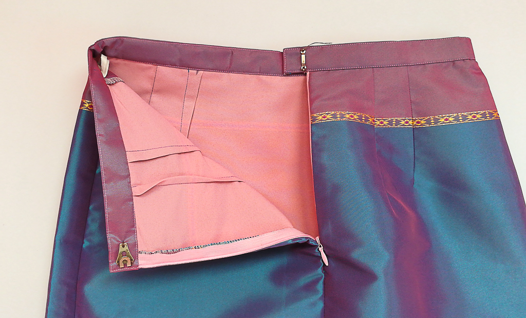 ผ้าถุงไหมสำเร็จรูป (สีน้ำเงินอมม่วง) งานตัดเย็บประณีต อัดผ้ากาวตามสีของผ้าถุง เนื้องานดีเกรด A (รอบเอว 28 นิ้ว)
