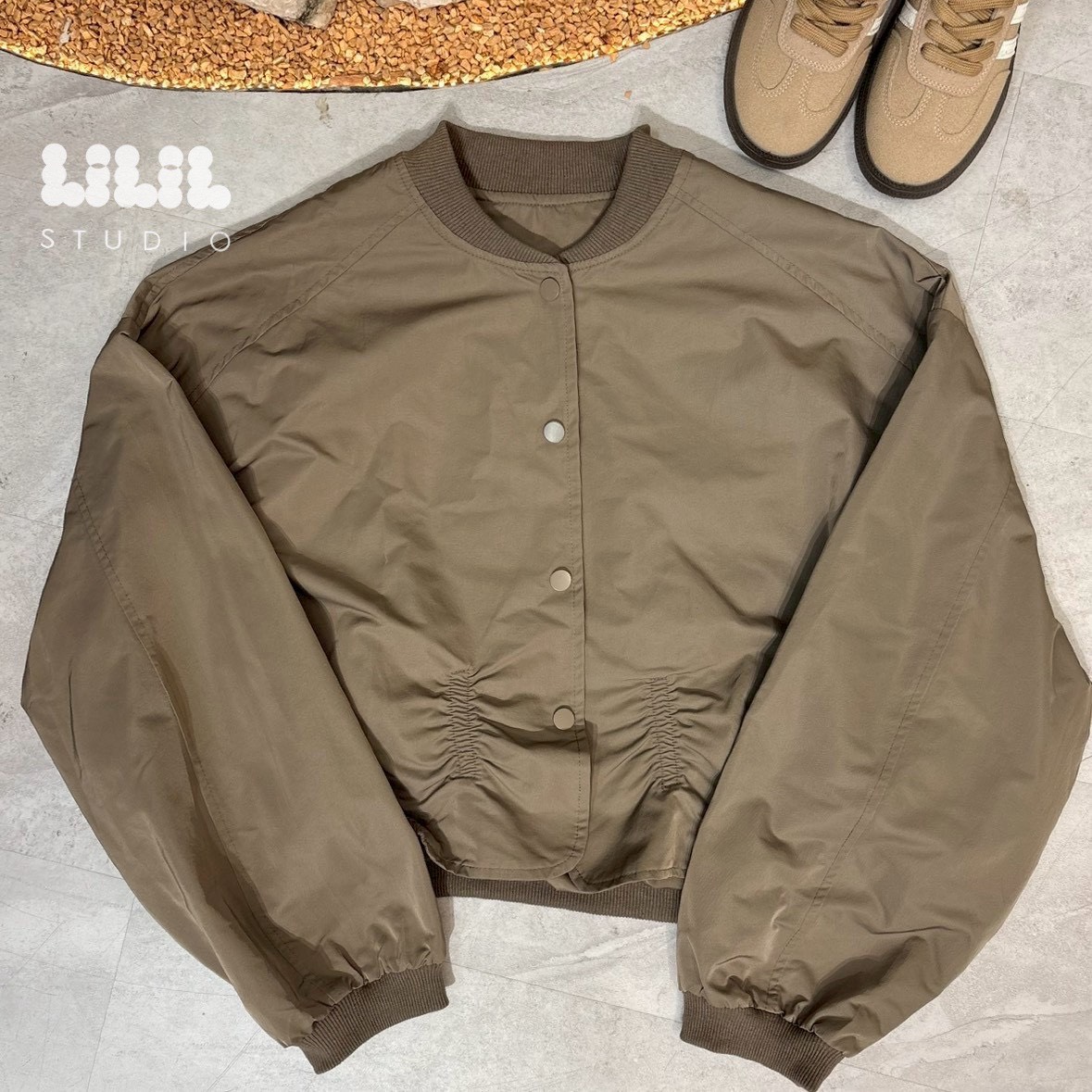 แจ็คเก็ตครอปทรงบอมเบอร์ ดีไซน์มินิมอล เนื้อผ้าพรีเมียมนุ่มเบา จะเท่ก็ได้ หวานก็ดีค่ะ