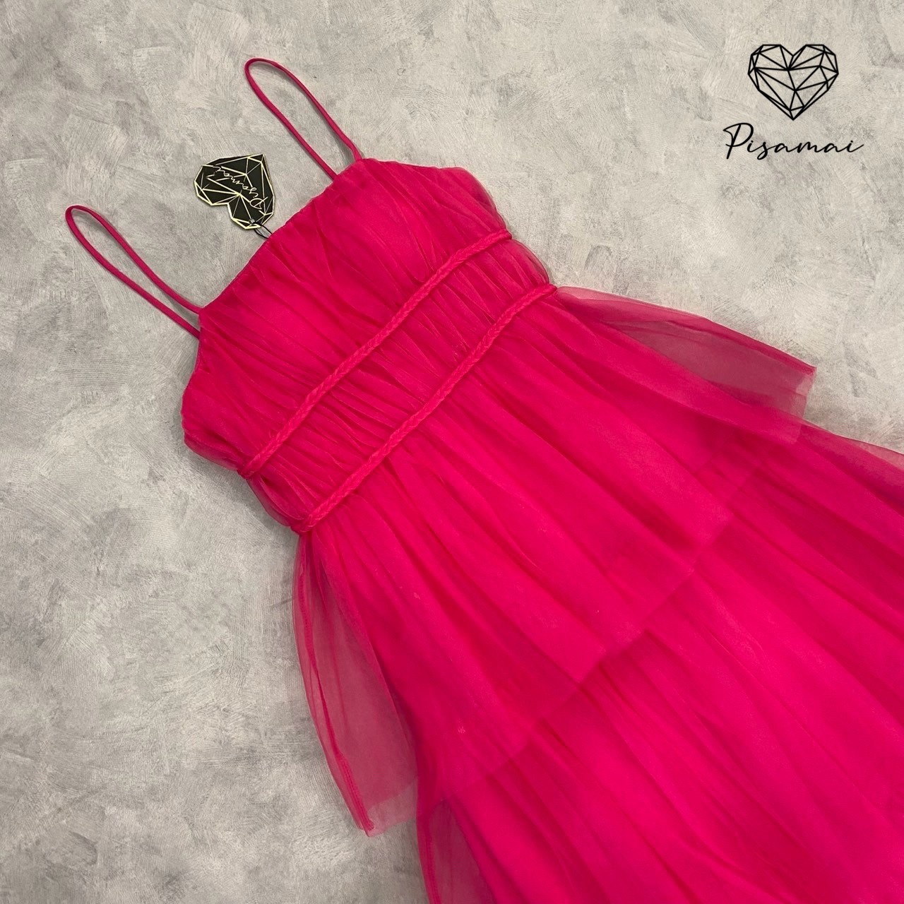 เดรสสายเดี่ยวสีชมพู ความกระโปรงเลเยอร์ฟูฟ่อง มานับพร้อมซับในให้อย่างดี ฟินนาเล่มากค่ารุ่นนี้ ราคาดีมากกกกกกค่า รุ่นนี้ผ้าดีใส่สวย ฟูฟ่อง เป็นทรง ถ่ายรูปดีมาก ปังปุริเย้แน่นอนค่า ห้ามพลาดเลย