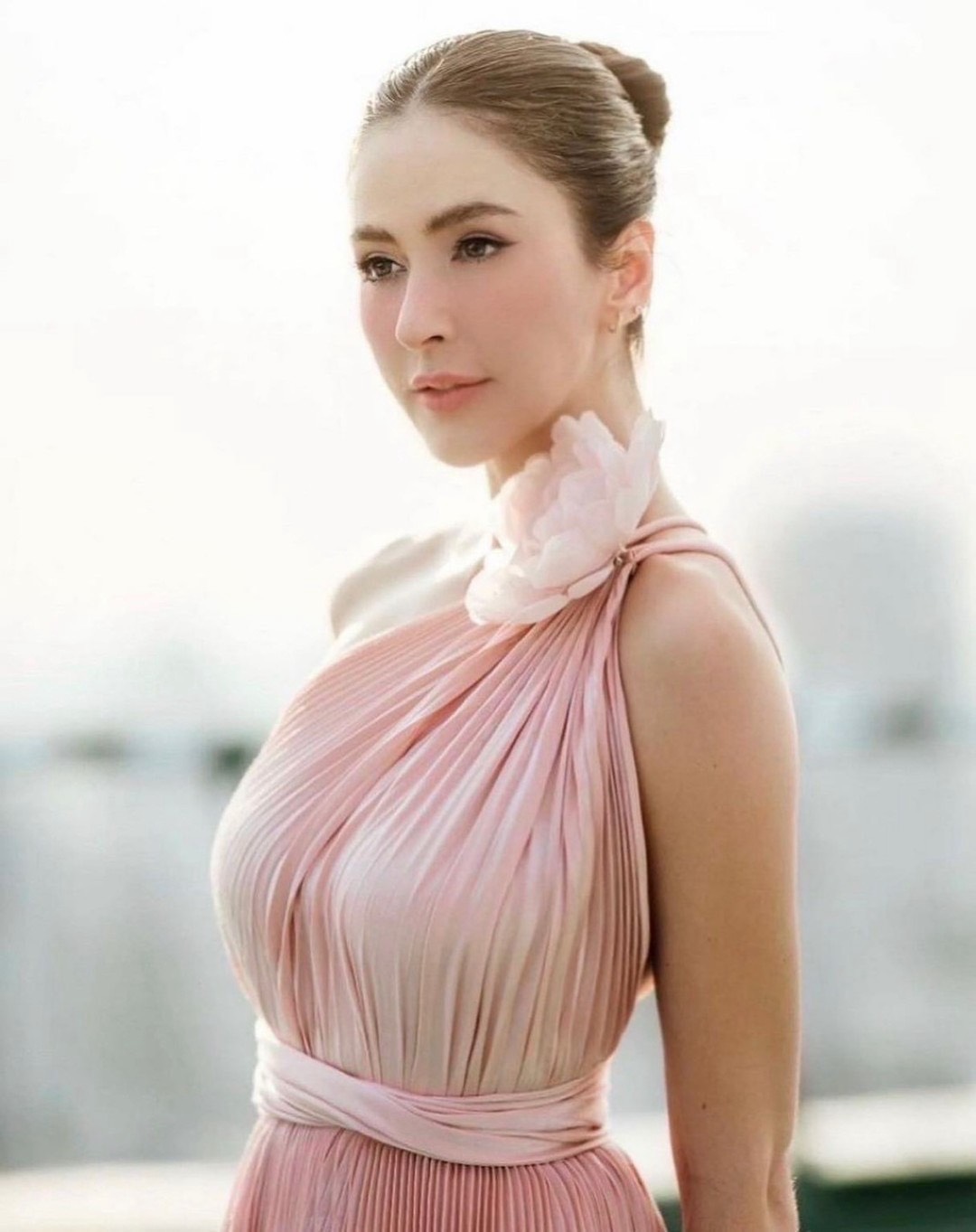 เดรสไหล่เดียวพลีตสีชมพูตัวยาวใช้ผ้าเยอะมาก มาพร้อมเชือกเข้าเซ็ต ใส่สวยมากกกก ราคานี้มือต้องไวเลยค่า รุ่นนี้ใส่สวย เนื้อผ้าดีมากกกกกกก ห้ามพลาดเลยค่า