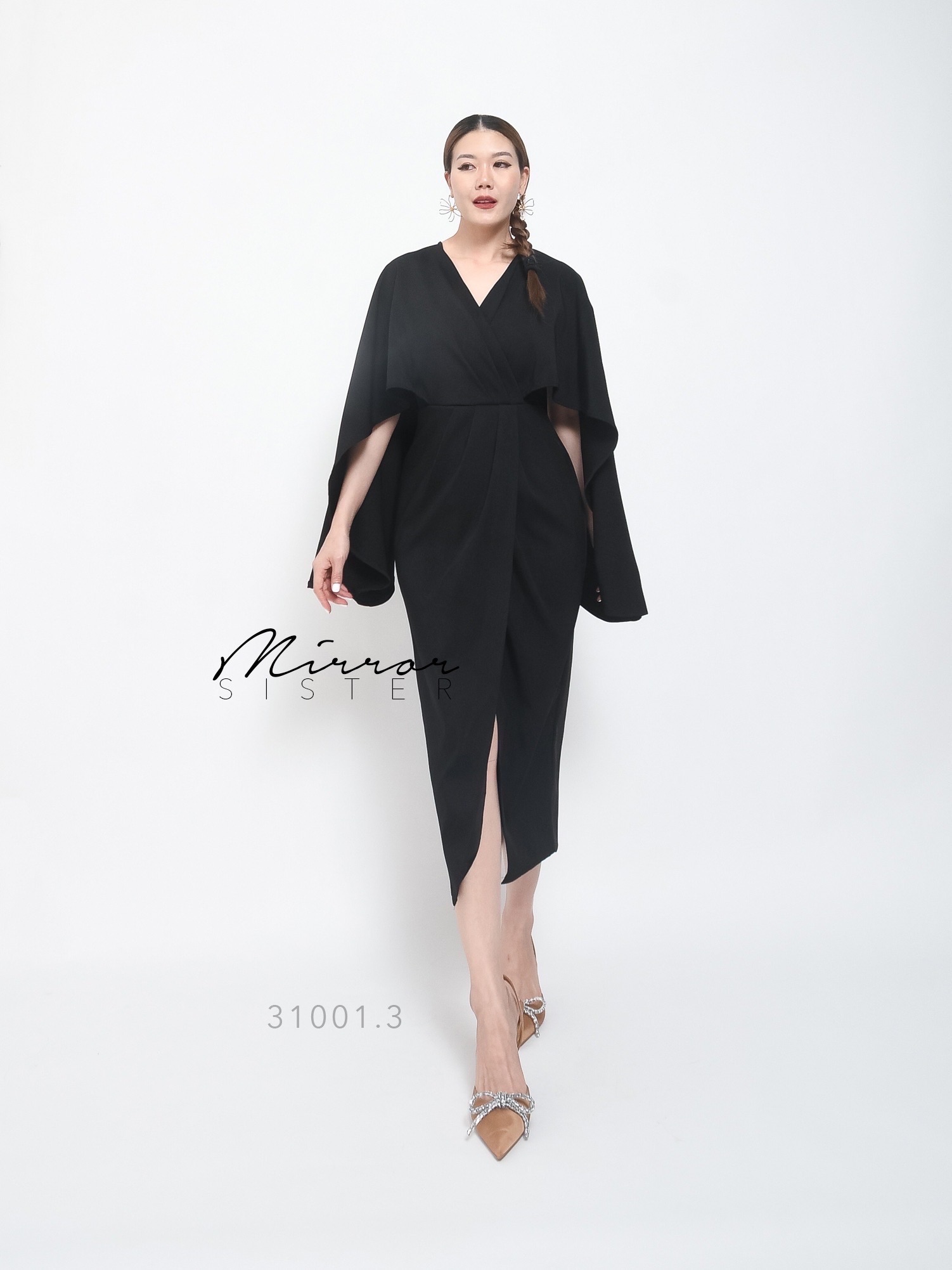 MiRRoRSiSTER's M.CLaSSy DReSS•• เดรสทรงสวยอลัง หรูหรา..!! ช่วงบนเป็นทรงค้างค้างปล่อยๆ คอวีอกไขว้ ช่วงล่างเป็นกระโปรงทรงสวยมาก จับdrapผ่าแหวกด้านหน้า เนื้อผ้าดีมาก ใครใส่ก็โดนเด่น สวยตะโกนทุกงาน