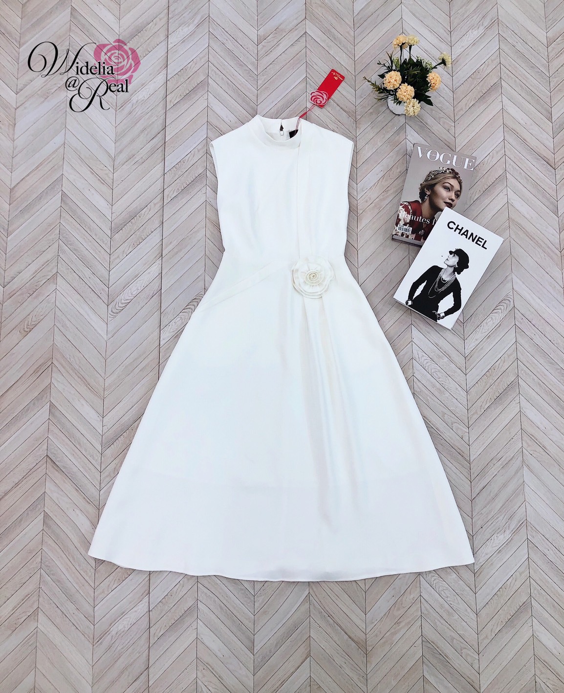 Dress เดรสตัวยาว แขนกุด เอวเย็บดอกไม้ เนื้อผ้าเรียบ สีพื้น ผ้ามีน้ำหนักทิ้งตัว ไม่บาง ซิปหลัง ด้านหน้าเย็บแต่งจีบ มีกระเป๋าล้้วงด้านข้าง2ข้าง งานคัตติ้งเนี๊ยบ ทรงสวยเป๊ะมาก รับรองใส่ออกมาไม่ผิดหวังการันตีให้เลย บอกเลยห้ามพลาดเด็ดขาด งานดีงานสวยแน่นอน
