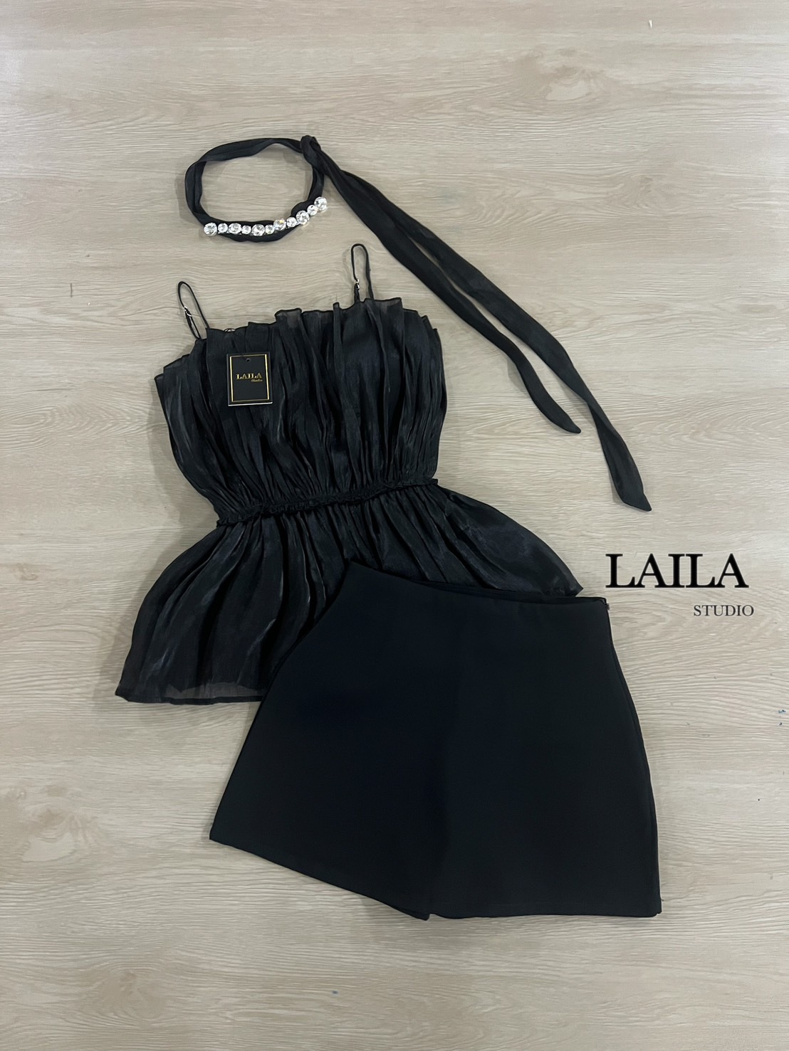 Tag: LAlLA Detail: Setเสื้อ+กางเกง งานเสื้อทรงสายเดี่ยวแต่งอัดพลีทจีบๆทั้งลำตัว ด้านหลังแต่งสม็อค เนื้อผ้าสวยงานผ้าทิ้งตัว ดีไซร์ซ็อคเกอร์ผูกคอแต่งเพชรเพิ่มความโดดเด่นให้ชุด มาพร้อมกระโปรงสีดำทรงสวย ด้านในแต่งซับในกางเกง ลุคนี้แมชลงตัวลงตัวมากค่าบอกเลย #b