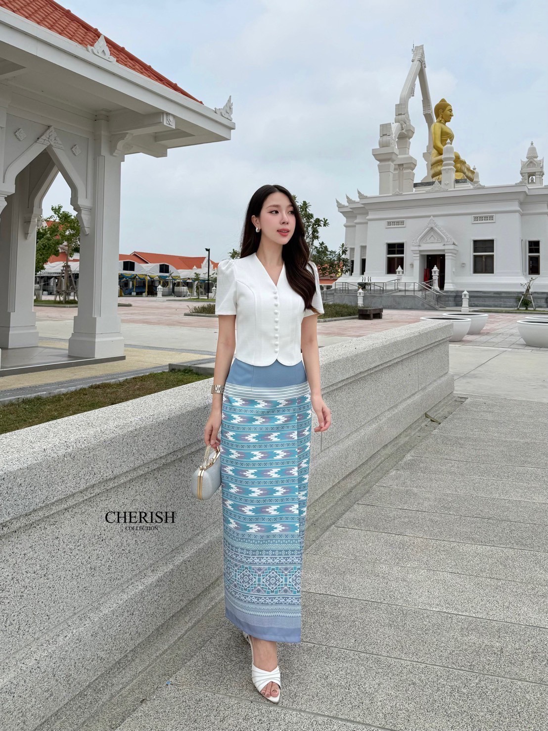 เซ็ท 3 ชิ้น ชุดไทย ชุดงานบุญ สีใหม่ไม่ซ้ำใครแน่นอน ตัวเสื้อคอวีตกแต่งกระดุม ส่วนตัวผ้าถุงเป็นผ้าถุงสำเร็จรูปตกแต่งลายไทยจับจีบหน้าผ่าหลัง ลายใหม่ของร้านซึ่งเก๋ละโดดเด่นมากๆ แถมเข็มขัดมุก