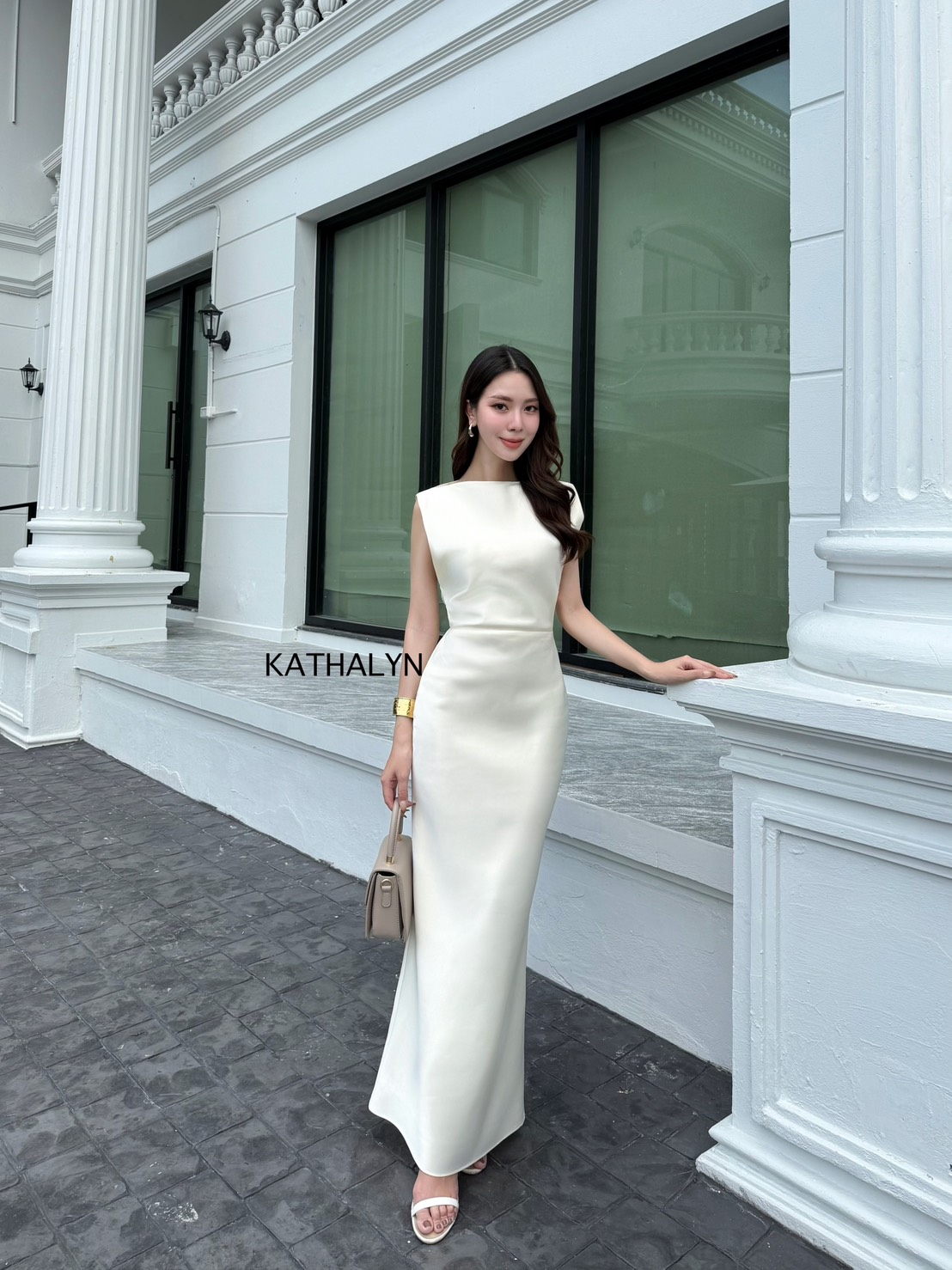 Tag : KATHALYN Detail : เดรสกระโปรงยาวแขนกุด ทรงพอดีตัวใส่กำลังสวย ผ้าดีเนื้อสวยหรูหราใส่ออกงานเข้าสังคมได้ สีสวยขับผิวใส่ได้ทุกโอกาสพิเศษ ด้านหลังแต่งโบว์ผูกได้ตามต้องการ พอผูกแล้วทำให้เว้าหลังเล็กน้อยกำลังสวย ปลายกระโปรงพลิ้วเล็กน้อย ความยาวกระโปรงกำลัง