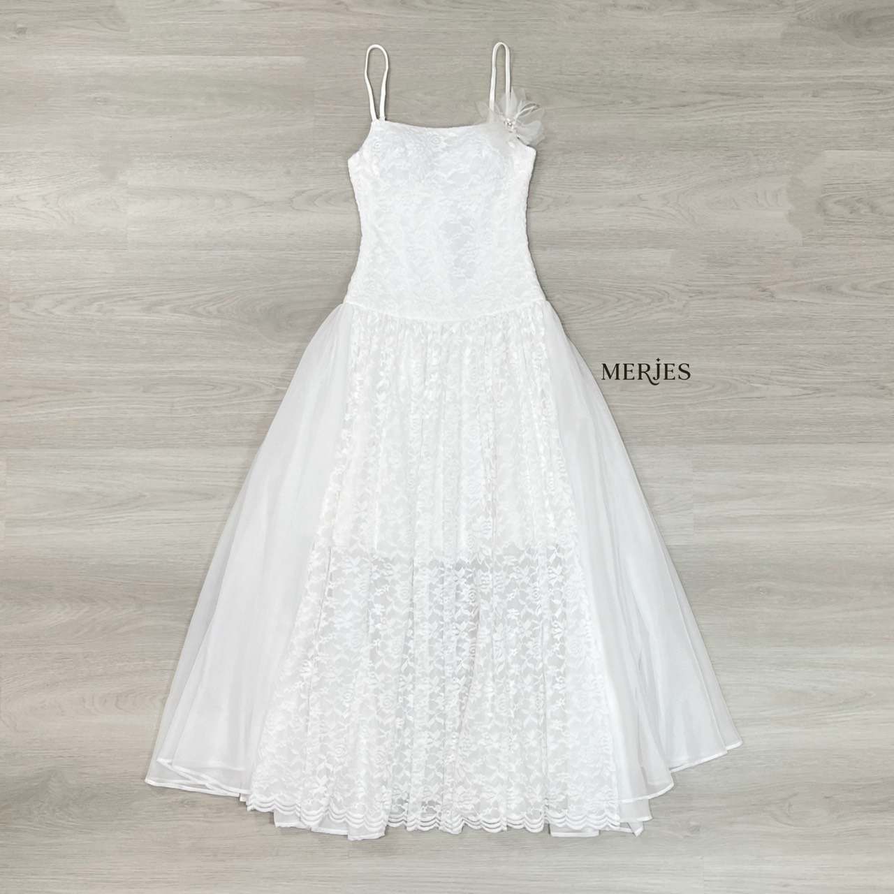 𝐌𝐄𝐑𝐉𝐄𝐒 𝐒𝐓𝐔𝐃𝐈𝐎 (เมอร์เจส) 𝐏𝐫𝐢𝐜𝐞 : 950.- 𝐃𝐞𝐭𝐚𝐢𝐥 : เดรสยาวสีขาวสายเดี่ยวผ้