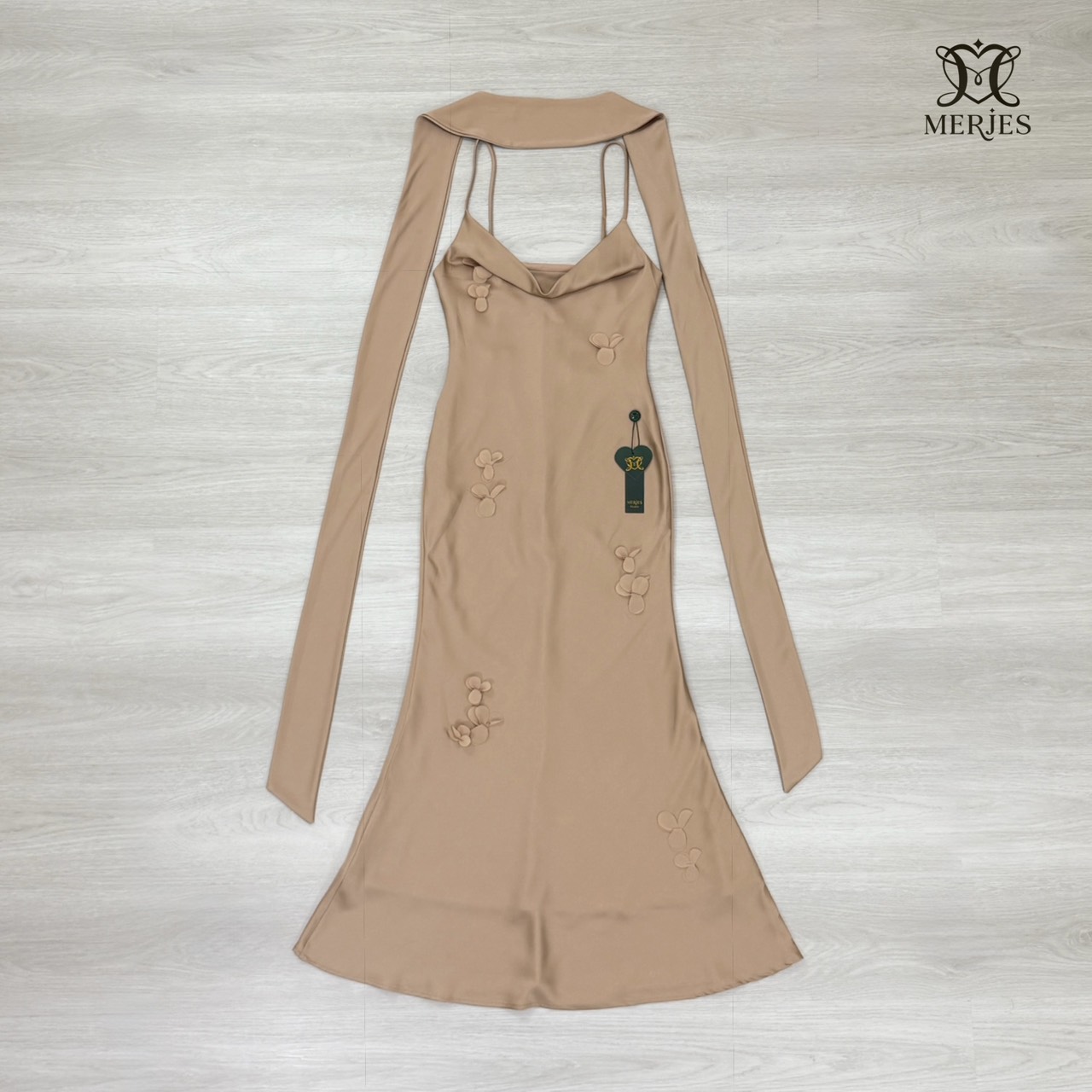 𝐌𝐄𝐑𝐉𝐄𝐒 𝐒𝐓𝐔𝐃𝐈𝐎 (เมอร์เจส) 𝐃𝐞𝐭𝐚𝐢𝐥 : เดรสยาวสีน้ำตาลทองผ้าซาตินสายเดี่ยวเข้ารูปสายสามารถปรับได้แต่งดีเทลด้วยดอกไม้