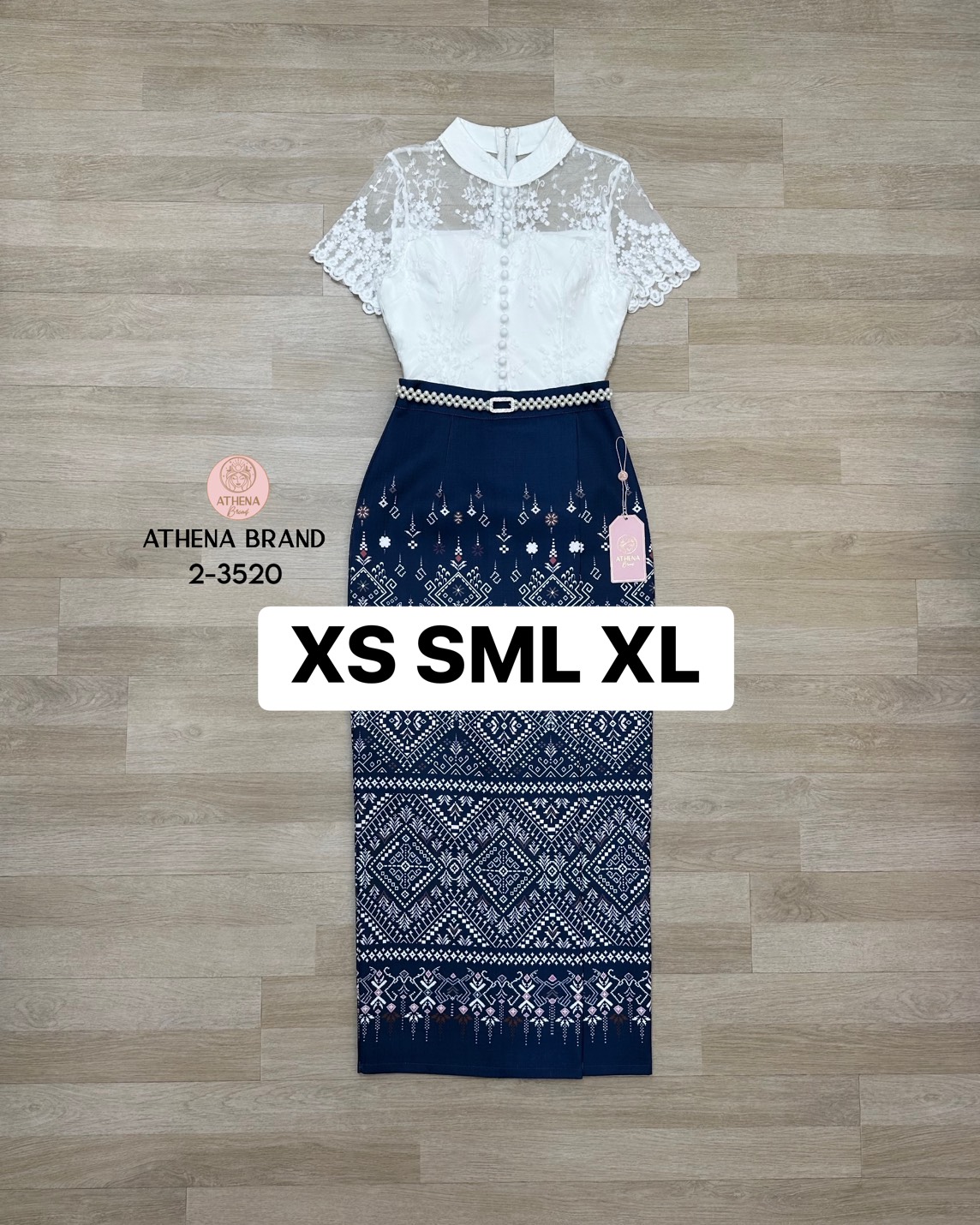 ag 🔖 :Athena (อธีน่า) Brand Detail :: เสื้อ+กระโปรง+เข็มขัด Set 3 ชิ้น เสื้อลูกไม้คอปีนดีไซน์ด้านหน้าแต่งกระดุมเรียงหลอก หน้าอกเสริมฟองน้ำจัดทรงสวย มีซับใน สวมใส่แบบซิปด้านหลัง แมตช์มาคู่กับกระโปรงพิมพ์ลายป้ายทบคล้ายงานผ้าซิ่นป้ายสำเร็จทรงเข้ารูป