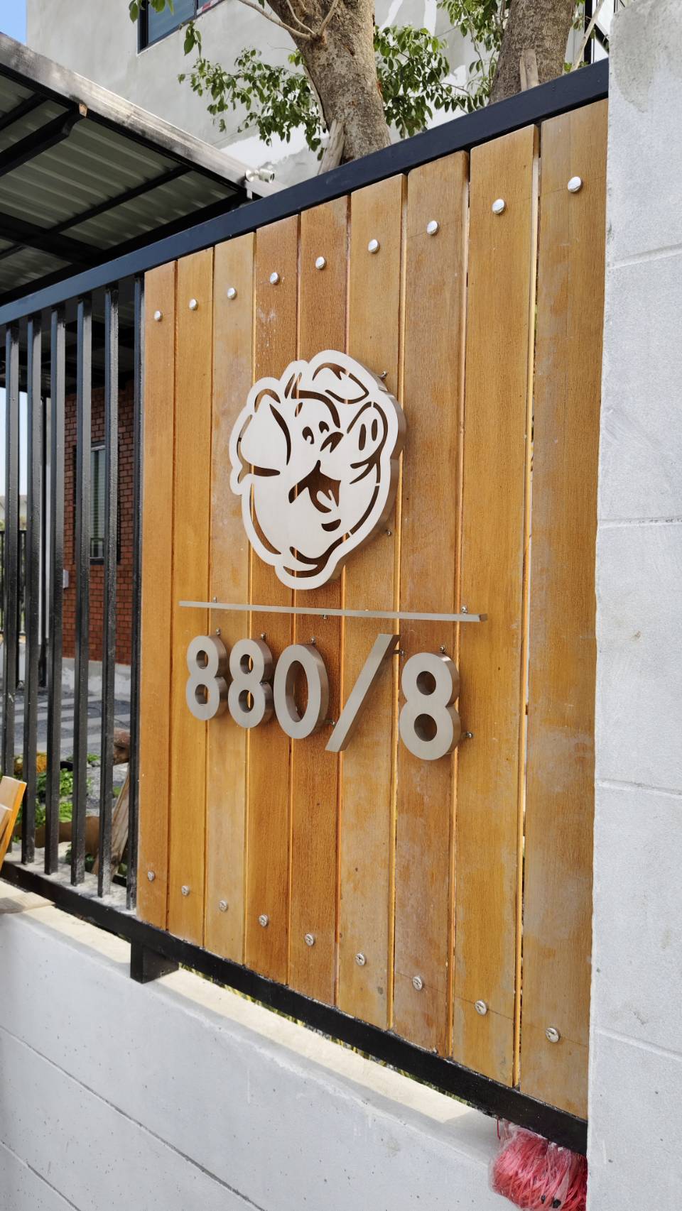 อักษรเเสตนเลสเงิน บ้านเลขที่ 880/8 + โลโก้หมู