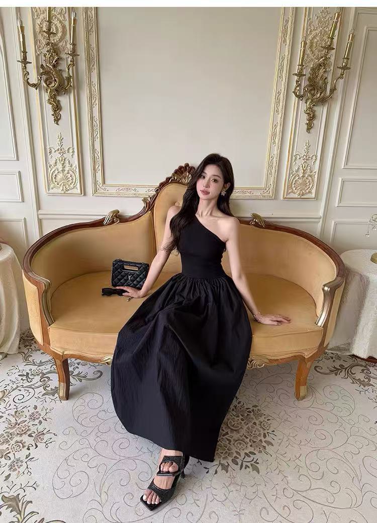 เดรสไหล่เดียวตัวยาวสีดำก้านบนเป็นผ้ายืดใส่เข้ารูปตามรูปต่อกระโปรงบานพองตัวยาว สวย หรู old money มากๆค่า ต้องมีเลยค่า