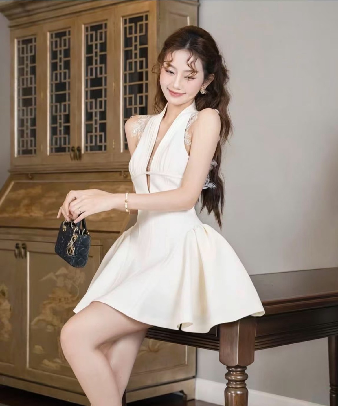 เดรสกระโปรงคล้องคอ สีขาวสะอาดตาทรงพอดีตัวใส่กำลังสวย มีบลาในตัว ด้านหลังแต่งแต่งผ้าซีทรูลูกไม้สวยแบบหรูหราลูกคุณมาก ด้านข้างกระโปรงจับเย็บยกทรงพองให้พองเล็กน้อย ความยาวกำลังพอดีใส่ออกงานได้ทุกโอกาส เนื้อผ้าดีมีน้ำหนัก