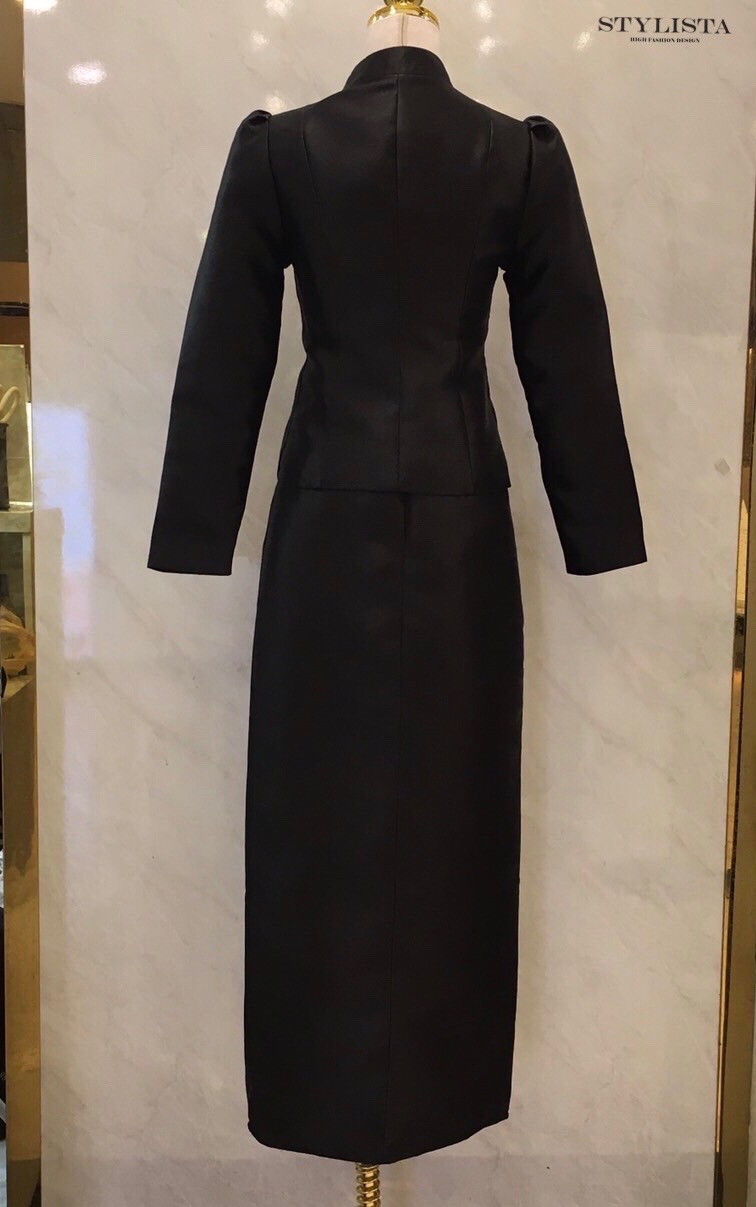 ชุดไทยจิตรลดา แขนยาว คอจีน ทรงเข้ารูป ปลายชายเสื้อทรงโค้งเพิ่มความเฟมินีน • กระดุมหน้าเรียงตัวแนบเนื้อ เรียบหรู เสริมลุคมั่นใจ • บ่าเสื้อมีการเสริมเล็กน้อย เพิ่มความสง่างาม • กระโปรงทรงสอบยาวคลุมข้อเท้า ทรงเรียวสวย ดูภูมิฐาน