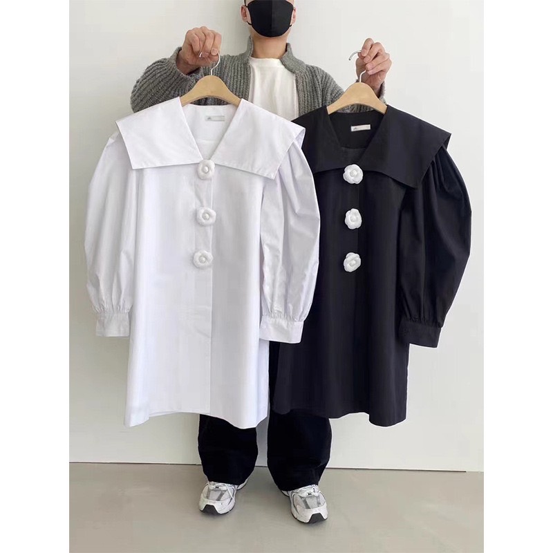 :เดรสปกบัวแขนยาวจับจีบ กระดุมซ่อนทบติดด้วยเข็มกลัดดอกไม้