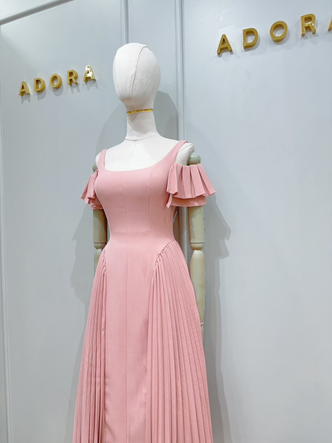 เดรสดีไซน์สายเดี่ยว แต่งดีเทลช่วงแขน ตัวเดรส ใช้ผ้าเนื้อผ้า เกรดพรีเมี่ยมทั้งตัว เนื้อผ้ามีคุณภาพ ใส่แล้วเก็บทรงดูหุ่นเพรียว แต่งดีเทลอัดพลีทด้านข้างทั้งสองข้าง งานมีซับใน งานซิปหลัง สาวๆใส่ออกงาน หรือ ใส่ทำงาน มีติดตู้ไว้ ได้ใช้หลายโอกาสเเน่นอนค่ะชุดนี้