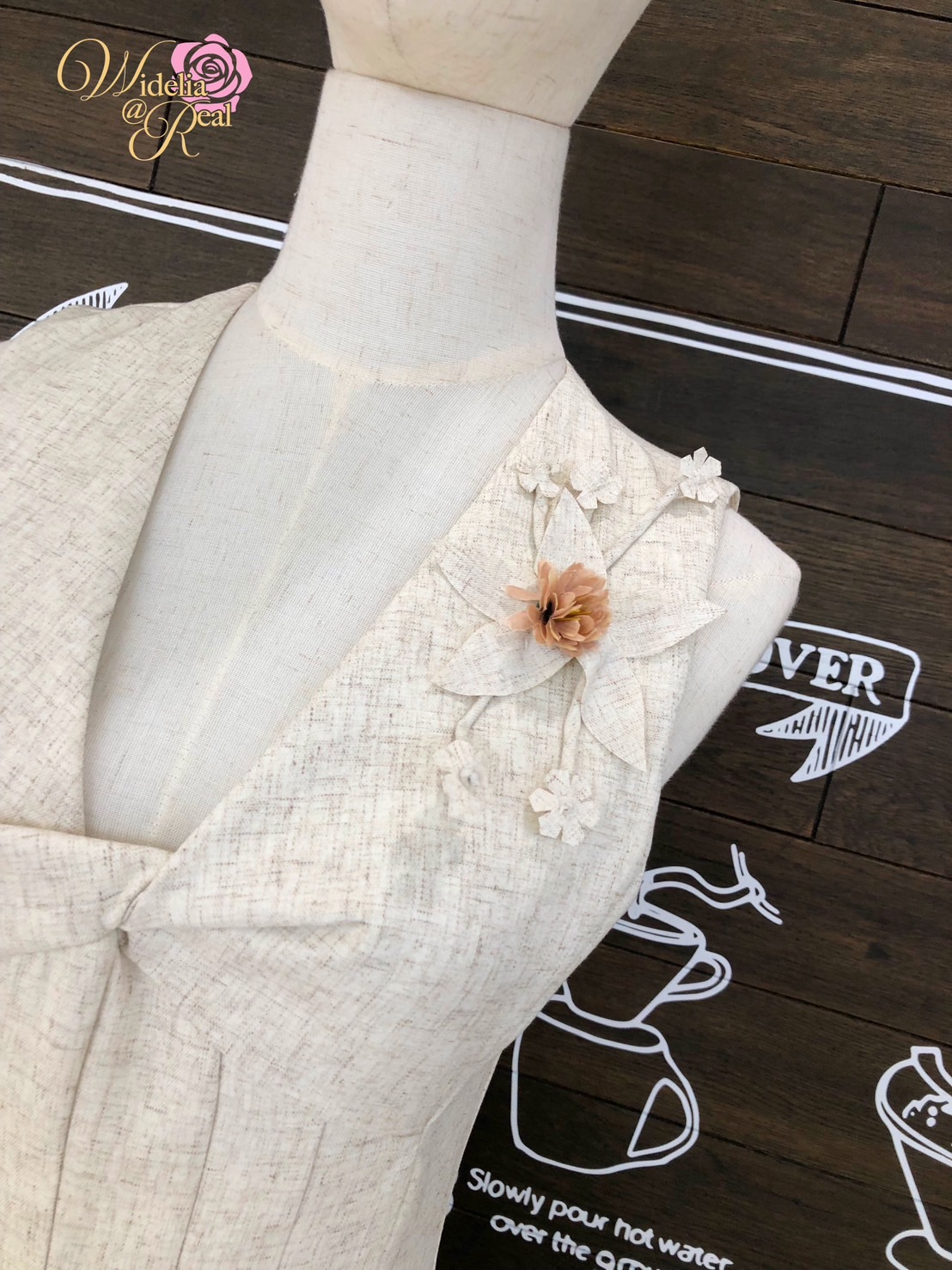 Jumpsuit จั้มสูทแขนกุด ขายาว คอวี ช่วงอกเย็บดอกไม้ป๊อปอัพ ซิปหลัง เนื้อผ้าอย่างดี ผ้าคล้ายผ้าลินิน โทนสีครีม ผ้าดีมีน้ำหนัก ไม่บาง ใส่สบาย งานคัตติ้งเนี๊ยบ ทรงสวยเป๊ะ