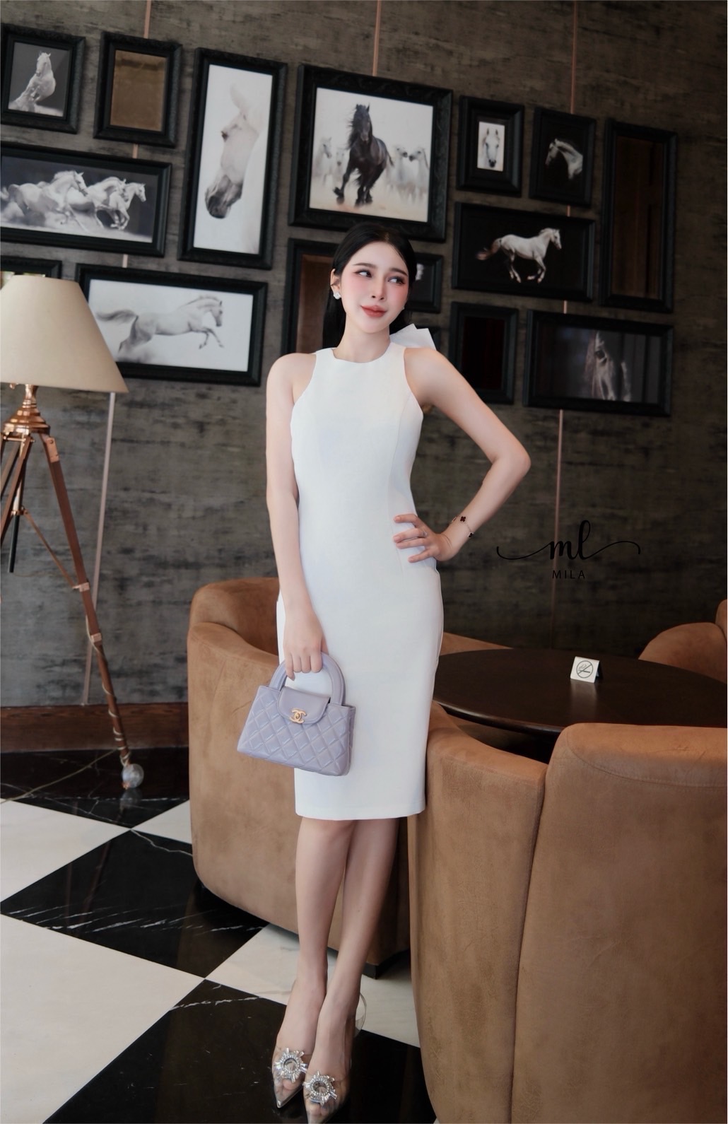 เดรสแขนกุดคอกลมสีขาว ดีไซน์โชว์ด้านหลังตรงคอด้านหลังมีกระดุม2เม็ดและแต่งด้วยโบว์ใหญ่เย็บติดแกะไม่ได้( เดรสเสริมฟองน้ำซิปหลังซ่อนอย่างดี ) ตัวเดรสทรงเข้ารูป ตีเกร็ดหน้ายาวทั้งตัว