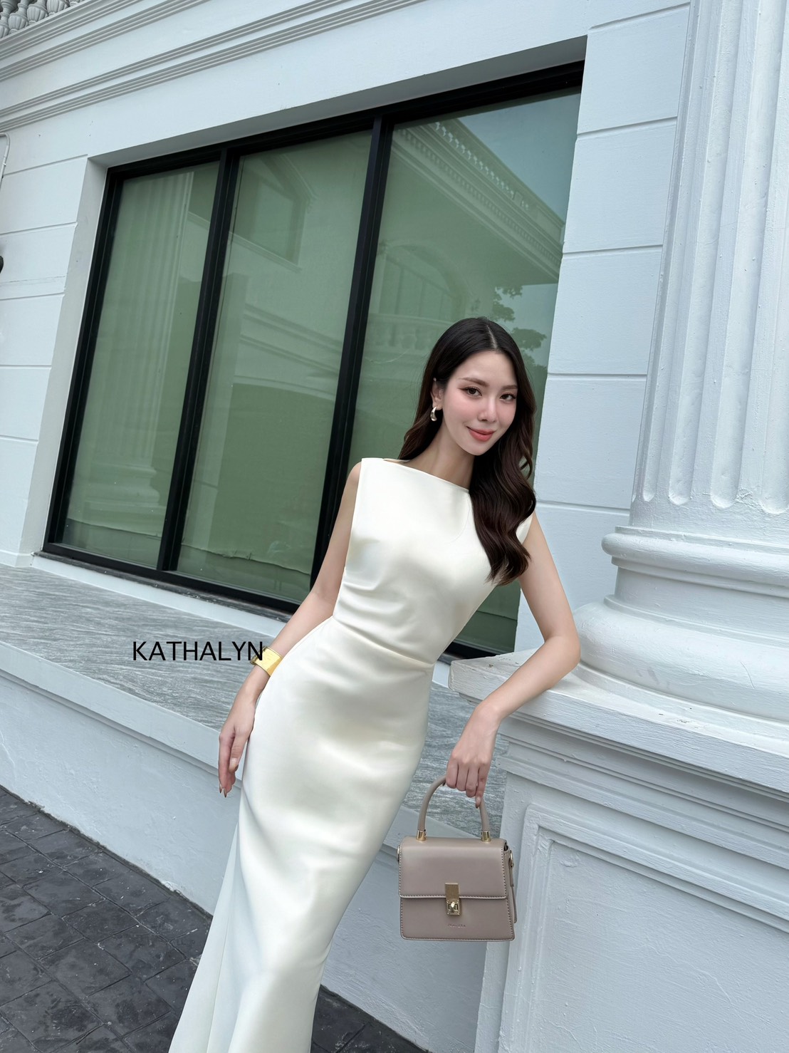 Tag : KATHALYN Detail : เดรสกระโปรงยาวแขนกุด ทรงพอดีตัวใส่กำลังสวย ผ้าดีเนื้อสวยหรูหราใส่ออกงานเข้าสังคมได้ สีสวยขับผิวใส่ได้ทุกโอกาสพิเศษ ด้านหลังแต่งโบว์ผูกได้ตามต้องการ พอผูกแล้วทำให้เว้าหลังเล็กน้อยกำลังสวย ปลายกระโปรงพลิ้วเล็กน้อย ความยาวกระโปรงกำลัง