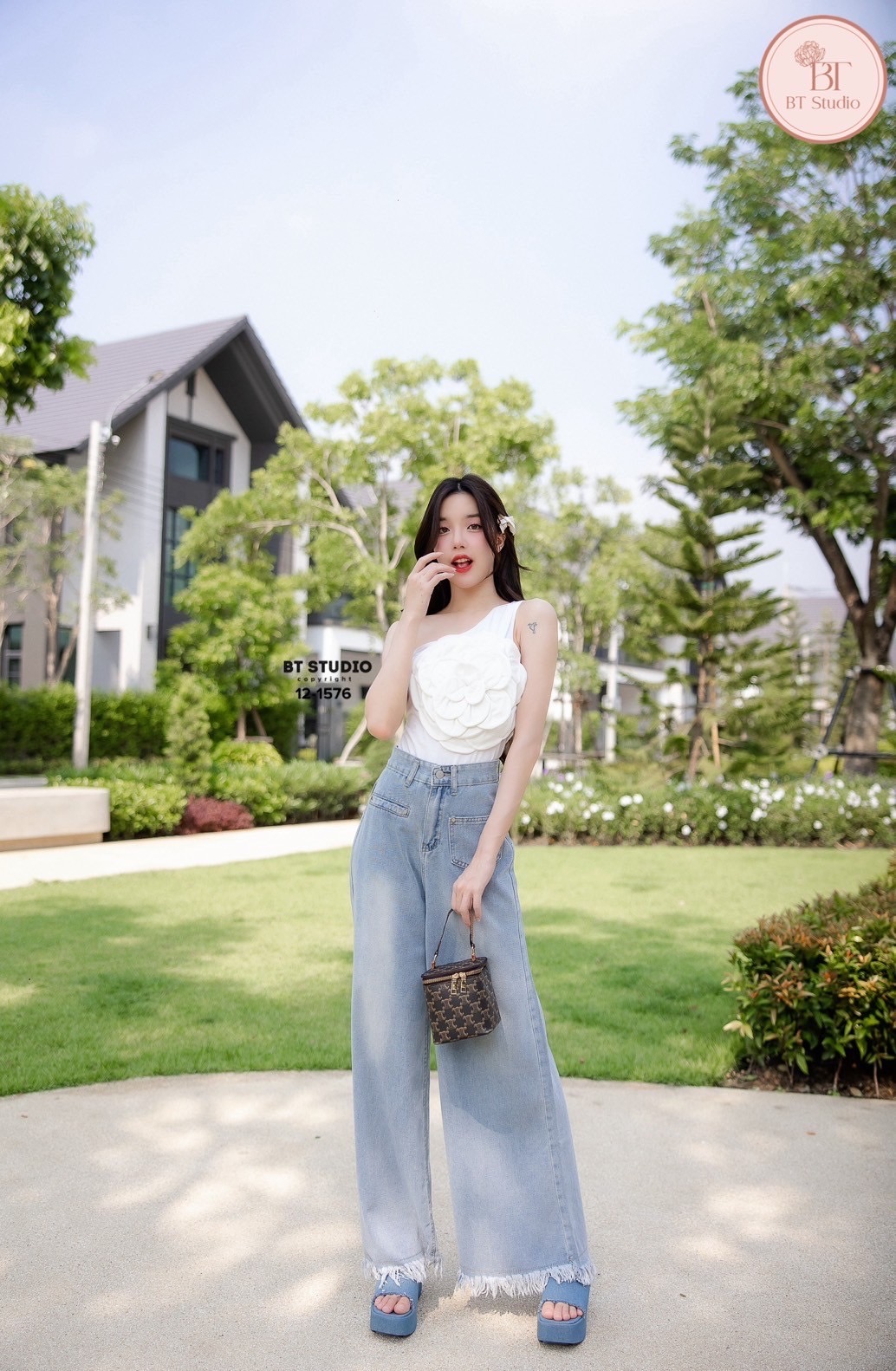 เซท 2 ชิ้น เสื้อไหล่เดี่ยวดีเทลแต่งดอกไม้ 3D สุดอลัง ใหญ่มากตอกย้ำความเริ่ส แมทซ์กับกางเกงยีนส์เอวสูงฟอกสีอ่อนกระเป๋าหน้าใช้งานได้จริง ปลายชายแต่งชายพู่ ๆ งานสวยแมทซ์กันเริ่ส ใส่ได้เป๊ะมากกก #เซทยีนส์ #เสื้อดอกไม้ #ใส่ได้ทุกวัน #งานป้ายบีที #btstudio