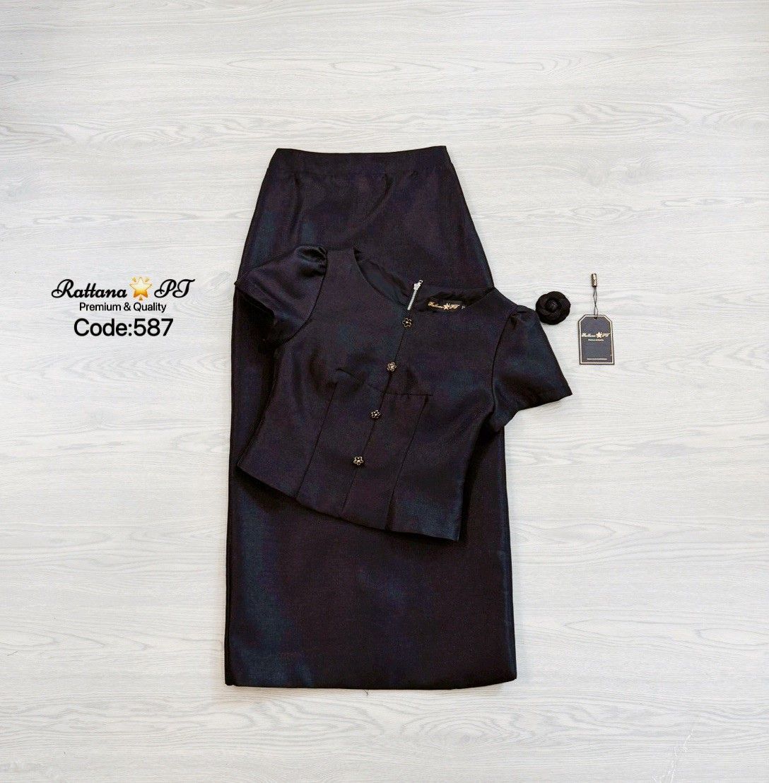 TAG:Rattana🌟PT Code : 587 Detail :: ชุดเซต เรียบหรูดูแพง เนื้อผ้าดีมาก เสื้อแต่งกระดุมด้านหน้า มีเข็มกลัดดอกไม้ติดที่หน้าอก สามารถถอดออกได้ หน้าอกมีฟองน้ำ มีซับในทั้งชุด มีซิบด้านหลัง จะใส่ไปงานบุญ งานบวช งานแต่ง ชุดนี้เหมาะสมมาก หรอใส่ออกงาน ดูดี