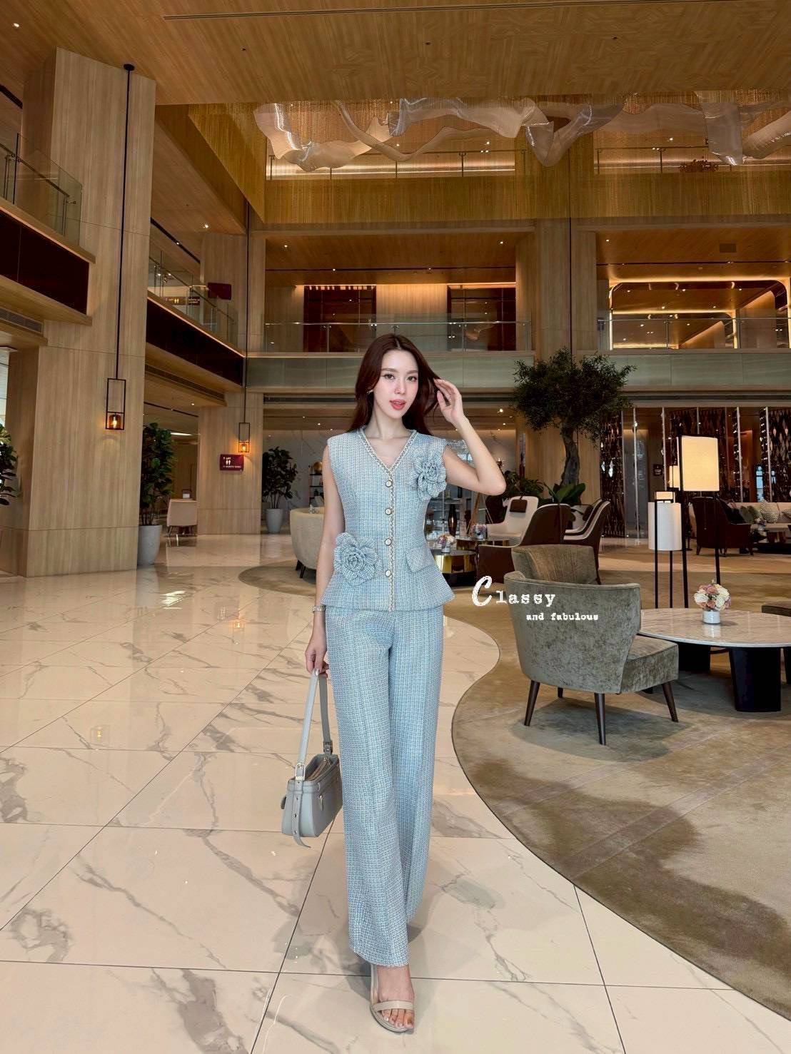 Set เสื้อแขนกุดคอวีผ้าทวิตเกรดดีทั้งตัว มีตกแต่งขอบด้วยเส้นลูกไม้สวยๆ ที่เสื้อ +ดอกไม้เข็มกลัด 2 ดอก+ กางเกงขายาวตีเกล็ดด้านหน้า ใส่แล้วดู chic สวยเก๋มากๆ ค่ะ