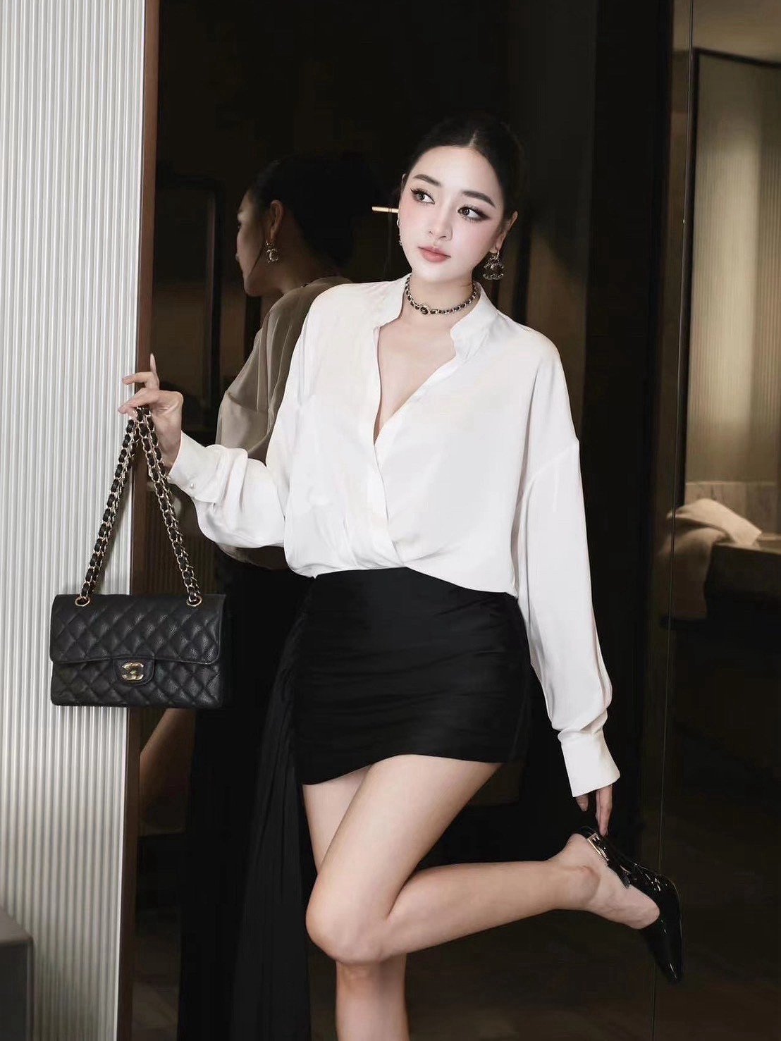 เซ็ตเสื้อเชิ้ตคอวีแขนยาวสีขาว มาคู่กับกระโปรงทรงสอบเข้ารูปตัวหนอนสีดำห้อยชายยาวหางปลา ดีเท็ลรุ่นนี้ใส่สวย