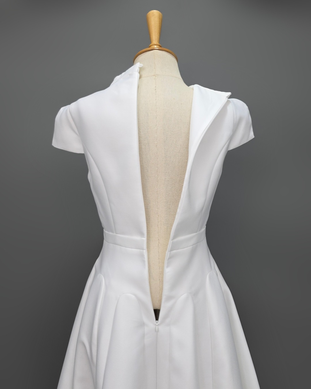 Label : LUXE ☑️เดรสเสื้อคอตั้ง แขนสั้น กระโปรงบาน ☑️ทำจากผ้าไหมดัตเชส ผ้าเนื้อดี เป็นทรง ใส่สบาย