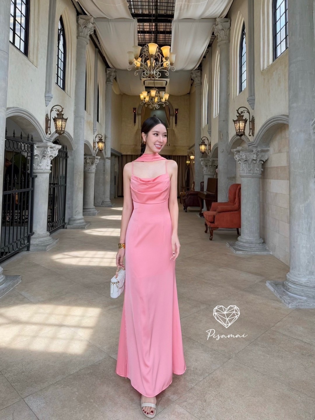 เดรสสายเดี่ยวอกย่นสีชมพูตัวยาว มาพร้อมโชกเกอร์ผ้าคาดคอผืนยาวใส่สวยมากกกก ราคานี้มือต้องไวเลยค่า รุ่นนี้ใส่สวย เนื้อผ้าดีมากกกกกกก ห้ามพลาดเลยค่า