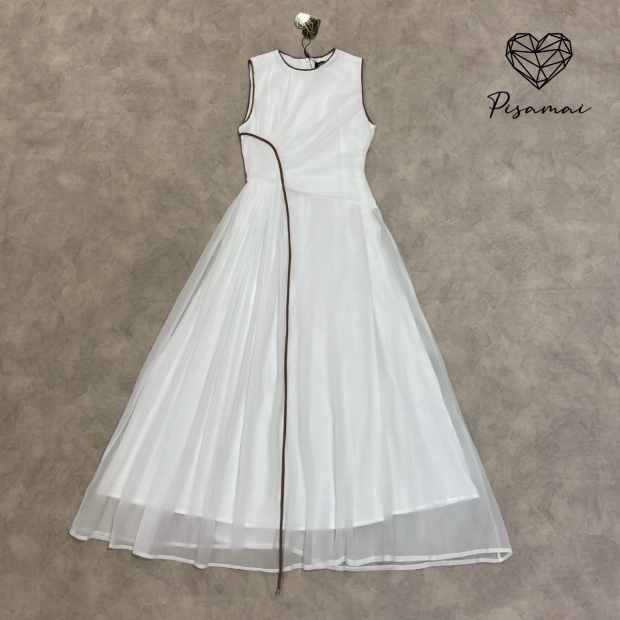 เดรสแขนกุดสีขาวแต่งดีเท็ลจีบย่นช่วงเอว สีเส้นลายสีน้ำตาลตัดขอบ ผ้าพริ้วใส่สวยมากๆค่า ใส่เฟียสๆ แกรมๆ ได้ไม่ซ้ำใคร ต้องมีเลยค่า