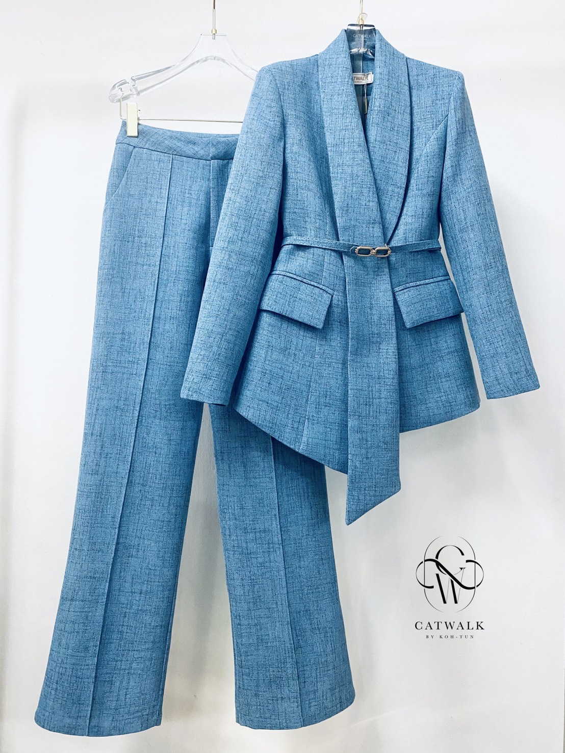 CATWALK BY KOH-TUN Detail>>> Set BLAZER เกรดพรีเมี่ยม เนื้อผ้าเกรดเอ ผ้าสั่งทอลายในตัว สวย ดูคลาสสิกมาก ตัวBLAZER เป็นทรงเข้ารูป มีกระเป๋า 2 ข้างใช้งานได้จริง ช่วงปกดีไซน์ออกมาดูเก๋สุดๆ มีเข็มขัดหัวทองคาดแล้วข่วยทำให้ดูเข้ารูปเป็นทรงมากยิ่งขึ้น ม