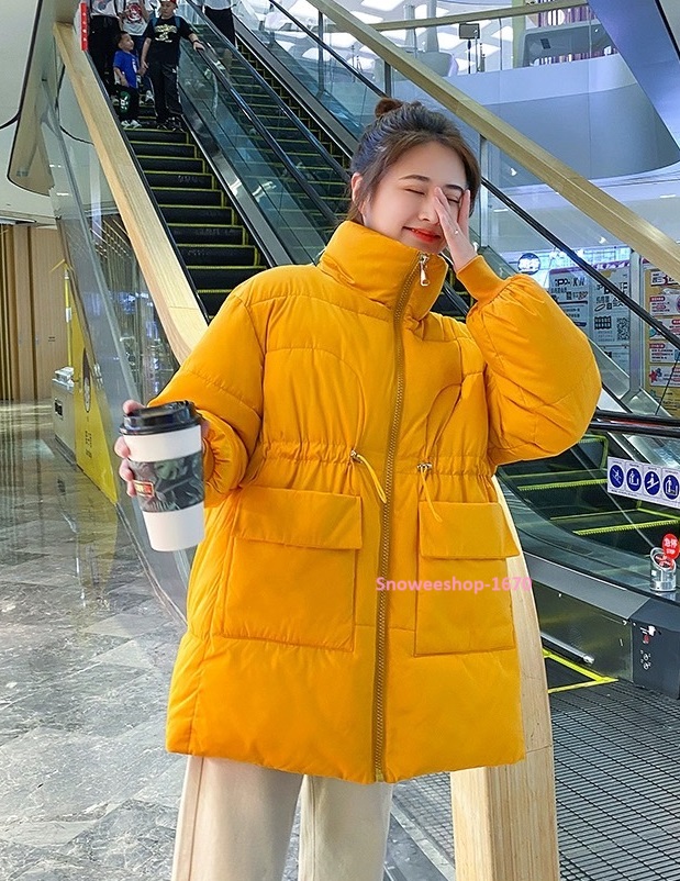 เสื้อกันหนาวแบบโอเวอร์ไซใส่แบบหลวมๆ ใส่กันหนาวติดลบได้ถึง -30 สีสันสดใสเพิ่มความสลิมเข้ารูปด้วยสายปรับขนาดเอว แต่งปกคคอสูงพร้อมกระเป๋าหน้าสำหรับสาวๆ ที่ไม่ชอบแบบมีฮู้ด มี 6 สี ไซใหญ่สุดอก 53 นิ้ว