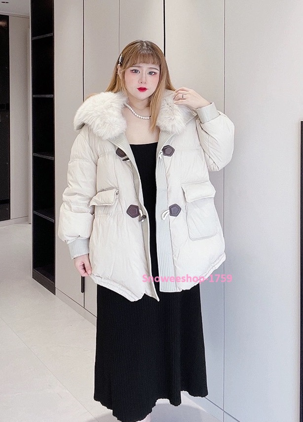 Down Jacket Coat เสื้อขนเป็ดบิ๊กไซ เสื้อกันหนาวไซใหญ่พิเศษของผู้หญิง แต่งปกเฟอร์และกระดุมแบบวินเทจ ผ้าเคลือบสารสะท้อนหยดน้ำ กันหนาว กันลม กันหิมะ ใส่ติดลบได้ดี มี 2 สี ไซใหญ่สุดอก 58 นิ้ว