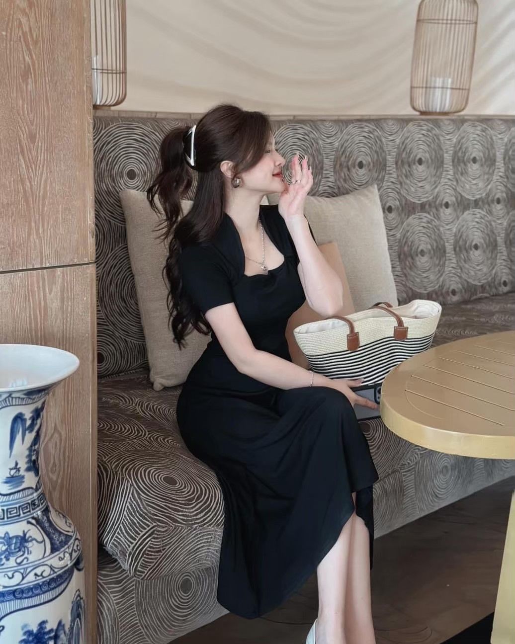 ชุดเดรสยาวสีดำทรงสวยมาก สวยหรูดูแพง หน้าอกมีฟองน้ำ ชุดมีซับในอย่างดี เนื้อผ้าดีมากค่า ชุดมีซิบด้านหลัง ใส่ออกงาน ใส่ได้บ่อย ห้ามพลาดเลยคร้า ของสวยหมดไวนะคะ จัดด่วน
