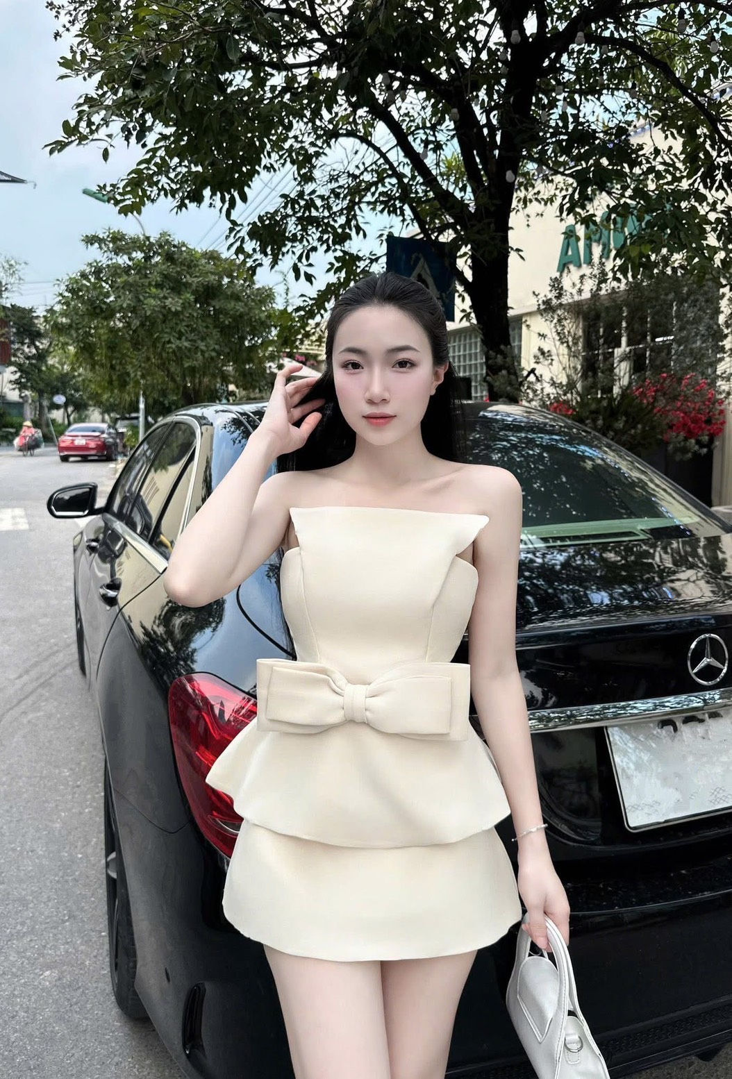 Set 2 ชิ้น สีครีมเสื้อเกาะอกด้านหน้าจับจีบสูงช่วงกลางช่วงเอวเย็บติดโบว์ใหญ่ ชายแต่งบาน ( อกเสริมฟองน้ำและซิปหลังซ่อนอย่างดี ) มาพร้อมกับกระโปรงสั้น มีซิปด้านหลัง เนื้อผ้าดีมีซับในทั้งตัว สวยแซ่บมากๆค่ะ