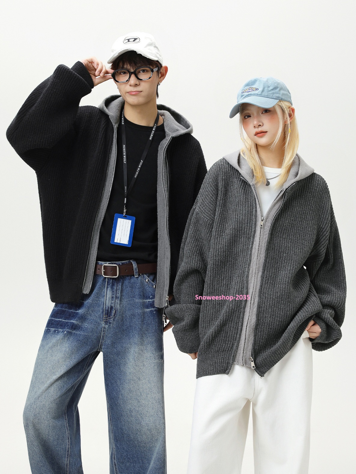 WinterRetroStyle มีไซถึงอก 50 นิ้ว ที่ไม่เหมือนใคร ใส่แล้วเท่ขั้นสุดแบบ 2 in 1 เสื้อคาร์ดิแกนขนกวางเทียมพร้อมฮู้ด + สเวตเตอร์ไหมพรมถักหนา คอมโบสุดคูลสำหรับสายแฟชั่น ใส่เที่ยวต่างประเทศก็ได้ ใส่เดินชิคๆ ในเมืองก็โดน มีให้เลือก 2 สีเท่ๆ — ดำ / เทา อุ่นสบายแ