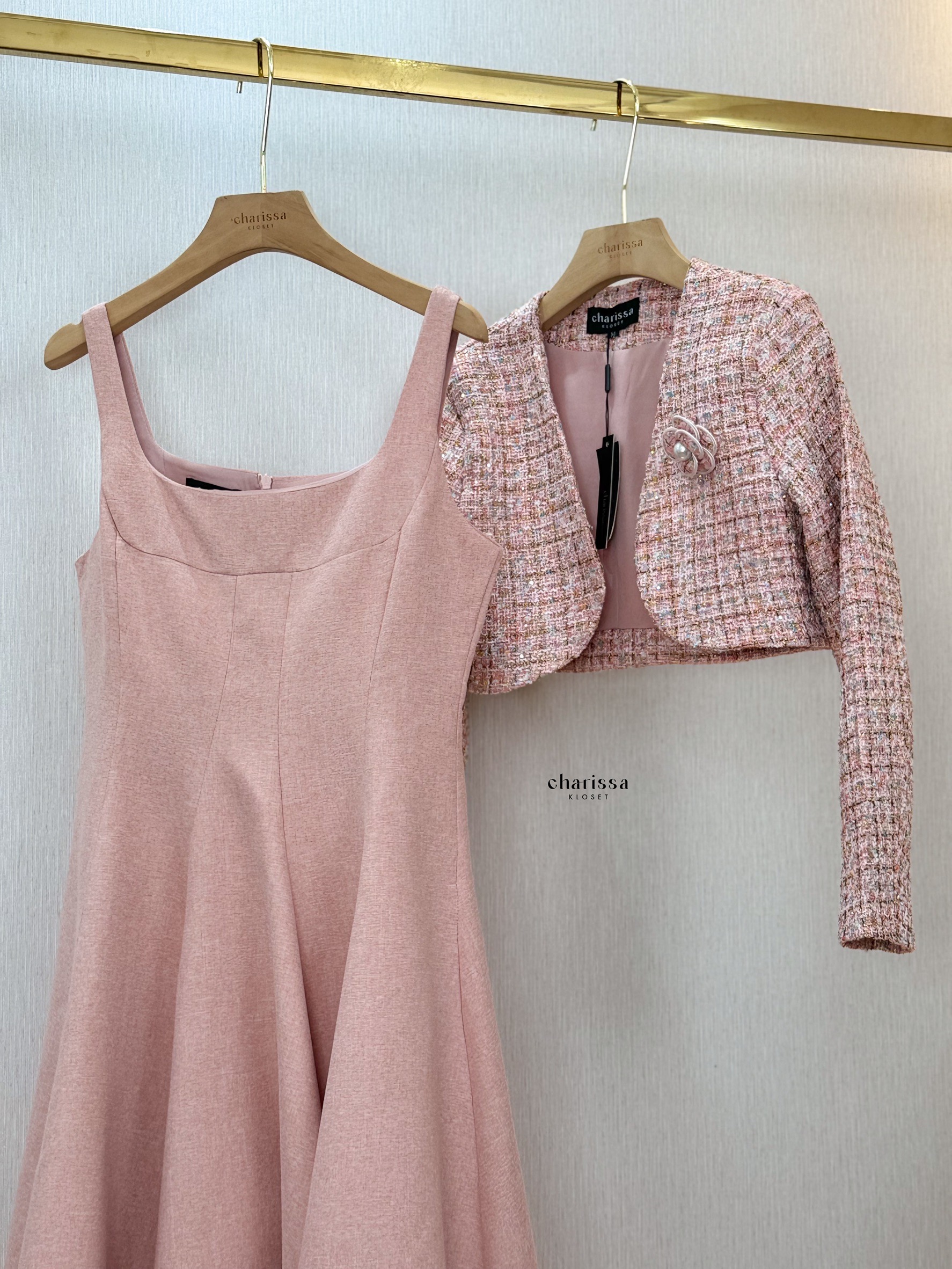 เดรสเป็นทรงเข้ารูปช่วงเอว มีความพองช่วงล่างน่ารักมาก ซิปซ่อนด้านหลัง มีซับในอย่างดี มาพร้อมกับเสื้อครอปใช้ผ้าพรีเมี่ยมทวิตทอสลับสีทอง มีรองบ่าบางๆเพื่อให้เป็นทรงสวย มีตะขอติดให้บริเวณด้านหน้า นอกจากนี้เราเพิ่มความรักกด้วยเข็มกลัดดอกไม้ แมทซ์กันออกมาได้สวย