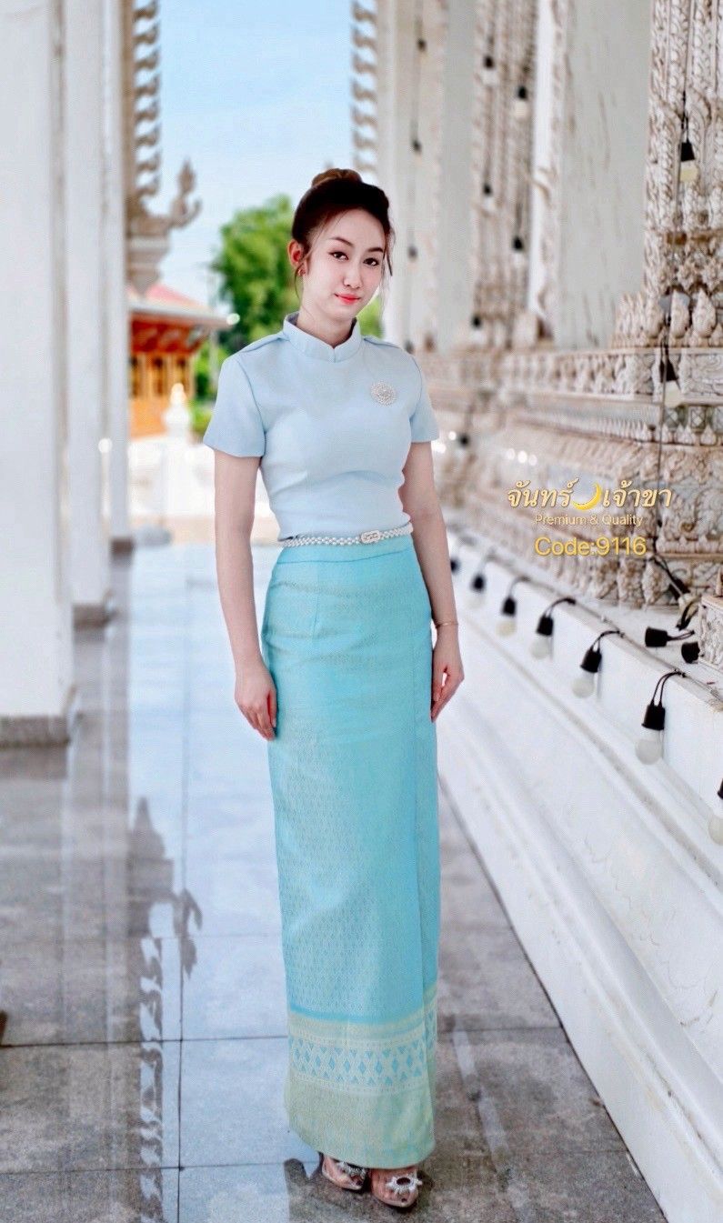 ชุดไทยงามอย่างไทย เสื้อสีฟ้าหน้าอกมีฟองน้ำ มีซับในอย่างดี มีซิบด้านหลัง มีเข็มกลัดติดที่หน้าอก ถอดออกได้ มีเข็มขัดมุก ใส่เข้าชุด ใส่เอาเสื้อออกแล้วคาดเข็มขัดก็สวย หรอจะเอาเสื้อใส่ทับในผ้าถุงก็ดูดีมาก ใส่ไปงานวันแม่ งานบวช งานแต่ง เป็นตรีมเพื่อนเจ้าสาว มีซ