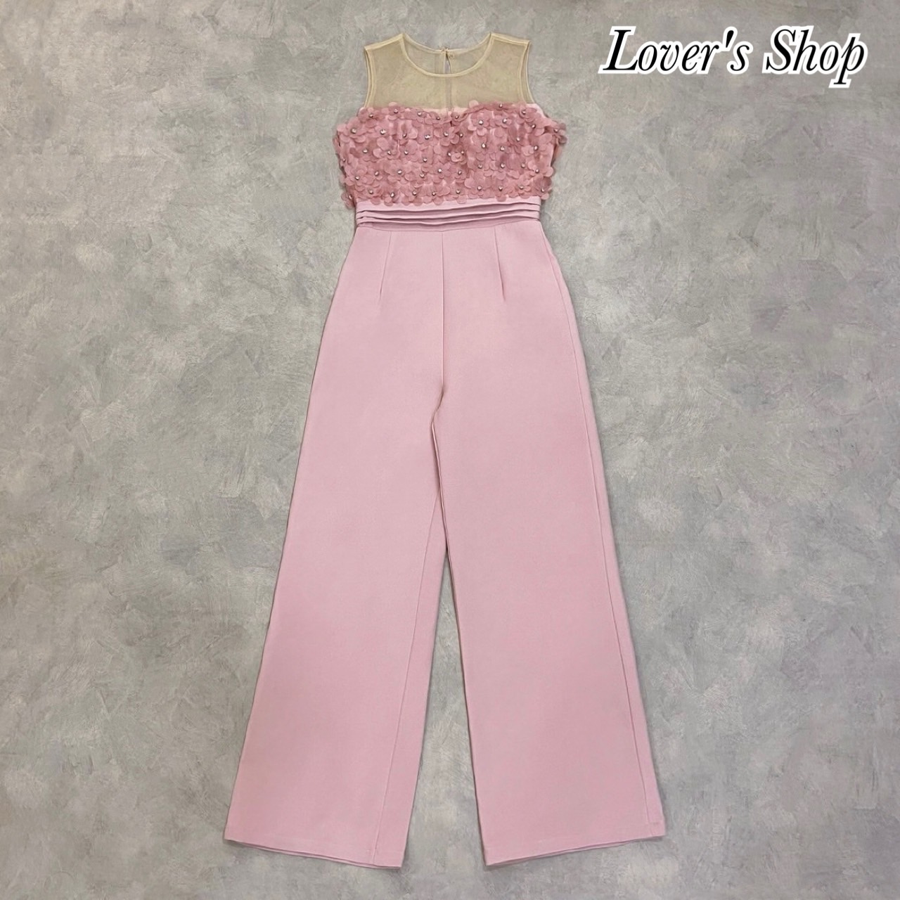 Teg : Lover’s Shop Detail : จั้มสูทกางเกงขายาว ยกดอกไม้มาให้ทั้งทุ้งเลยค้า เป็นจั้มสูทที่ได้ทั้งลุคหวานและเปรี้ยวลงตัวสุดๆ ดีเทลช่วงอกแต่งดอกไม้3D แต่งด้วยเกสรเพชร เป็นงานเย็บนะคะ ไม่หลุดง่าย ช่วงบ่าใช้ผ้ามุ้งซีทรู เวลาใส่คล้ายเกาะอก เอวตีเกล็ดมาให้