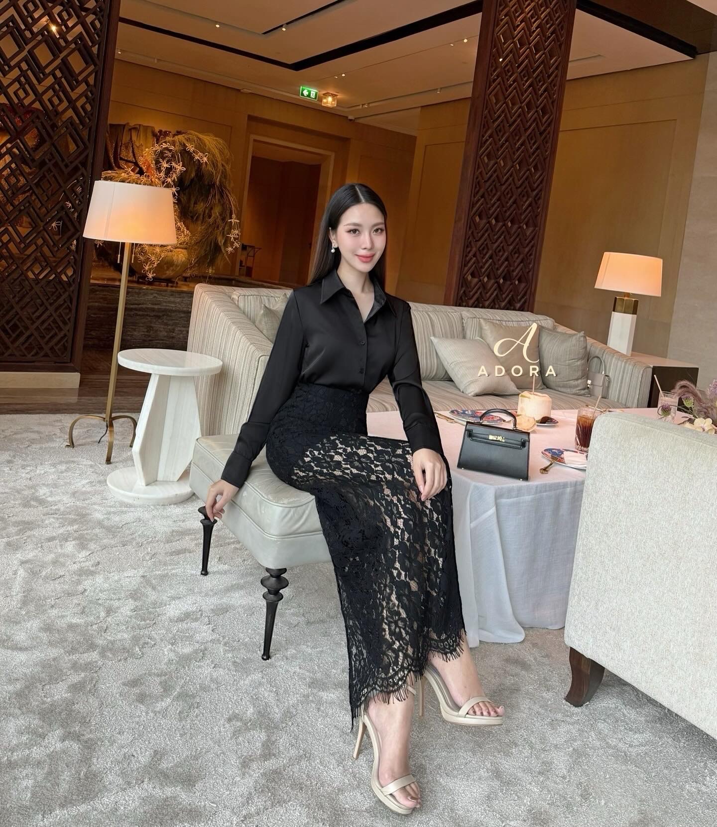 เซ็ทสุดคุ้ม ดีไซน์สุดหรูหรา สามารถนำไปจับแมชท์แยกชิ้นได้เลยค่ะ เสื้อแขนยาวสไตล์เชิ้ต งานกระดุมหน้า เนื้อผ้าซาตินฝรั่งเศสแขนยาว คอปกเชิ้ต มาพร้อมกระโปรงยาวทรงสอบ ตัวกระโปรง ใช้ผ้าลูกไม้ทั้งตัว มีซับในสั้นในตัว
