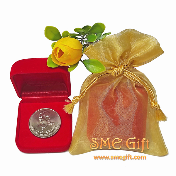 เหรียญที่ระลึกราชินี 80 พรรษา พร้อมกล่องกำมะหยี่สีแดงและถุงไหมแก้ว COIN 007 ชิ้น