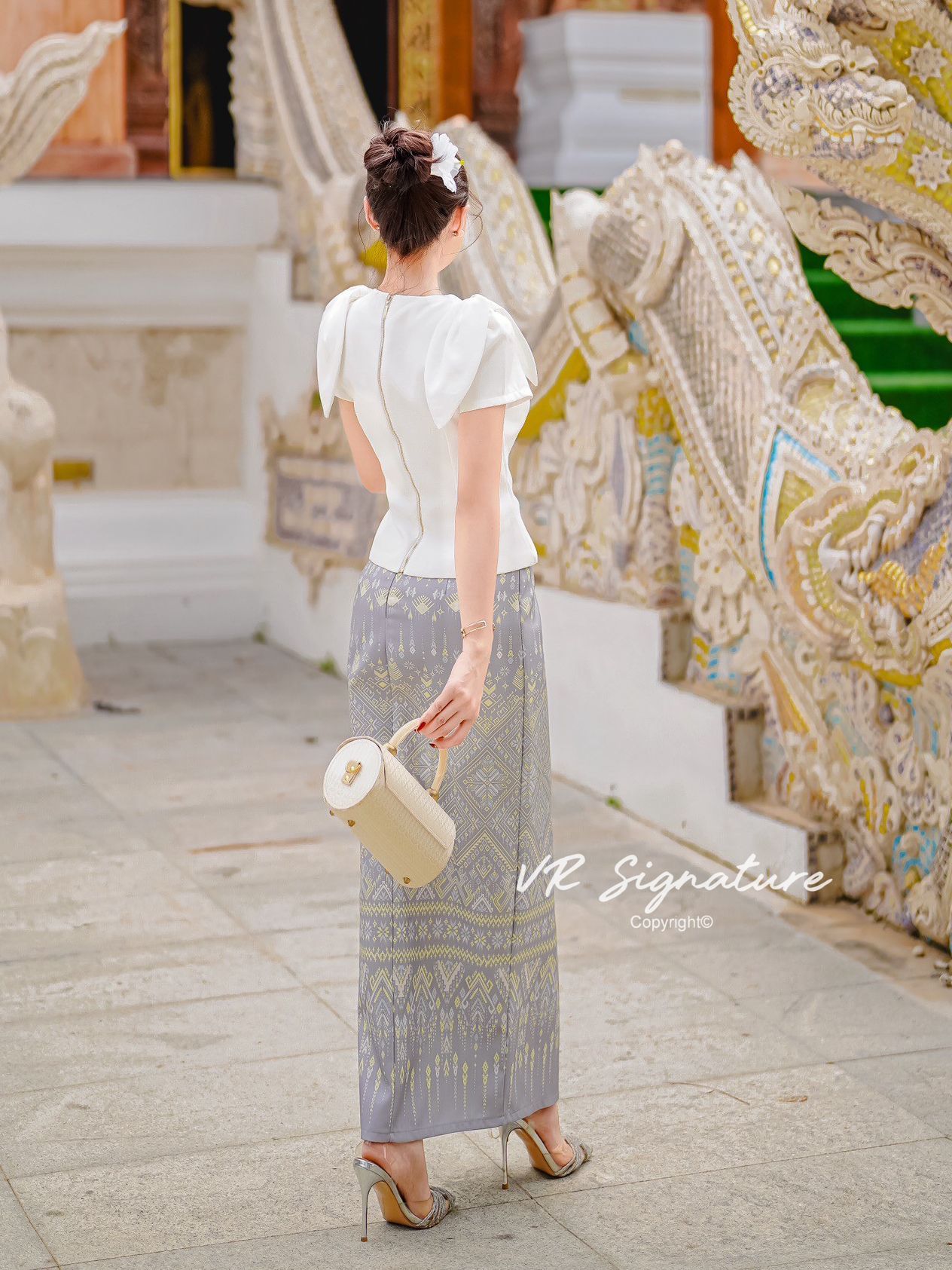 Set เสื้อแขนสั้นแต่งโบว์ ด้านหน้าแต่งโบว์ปักเลื่อมเรียงสวยมากค่ะ มีฟองน้ำจัดทรงให้ด้วยค่ะ ชายเสื้อบานเล็กน้อย แมทช์กับกระโปรงยาวทรงพับจีบทบด้านข้าง เนื้อผ้าพิมพ์ลายไทย มี texture สวยมากค่ะ มีซับใน สามารถใส่แยกกับชุดอื่นได้อีกเยอะเลยค่ะ ต้องจัดนะค่