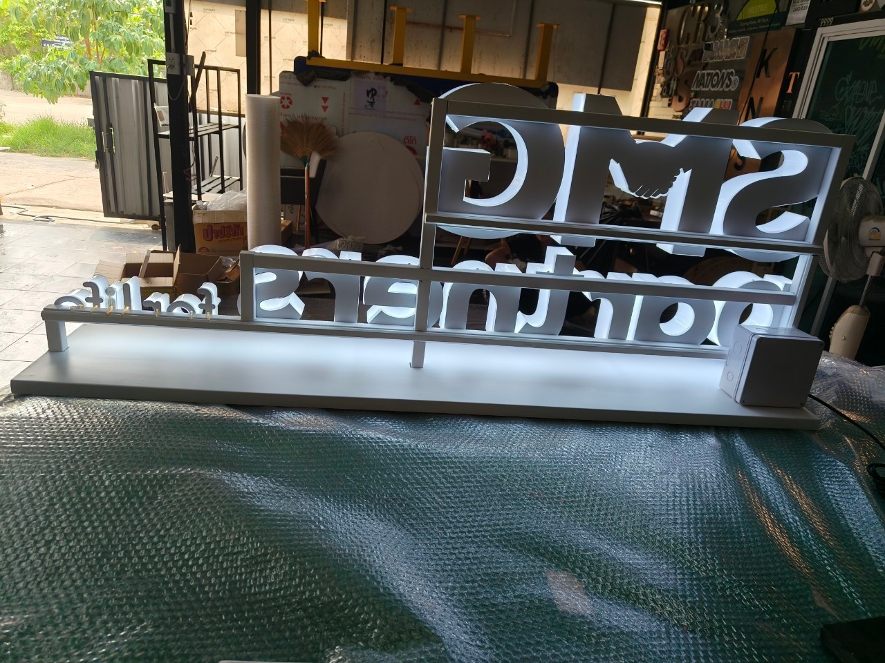 ป้ายอักษรอะคริลิคไฟออกรอบตัว + ติดโครงเหล็ก สูง 55 cm