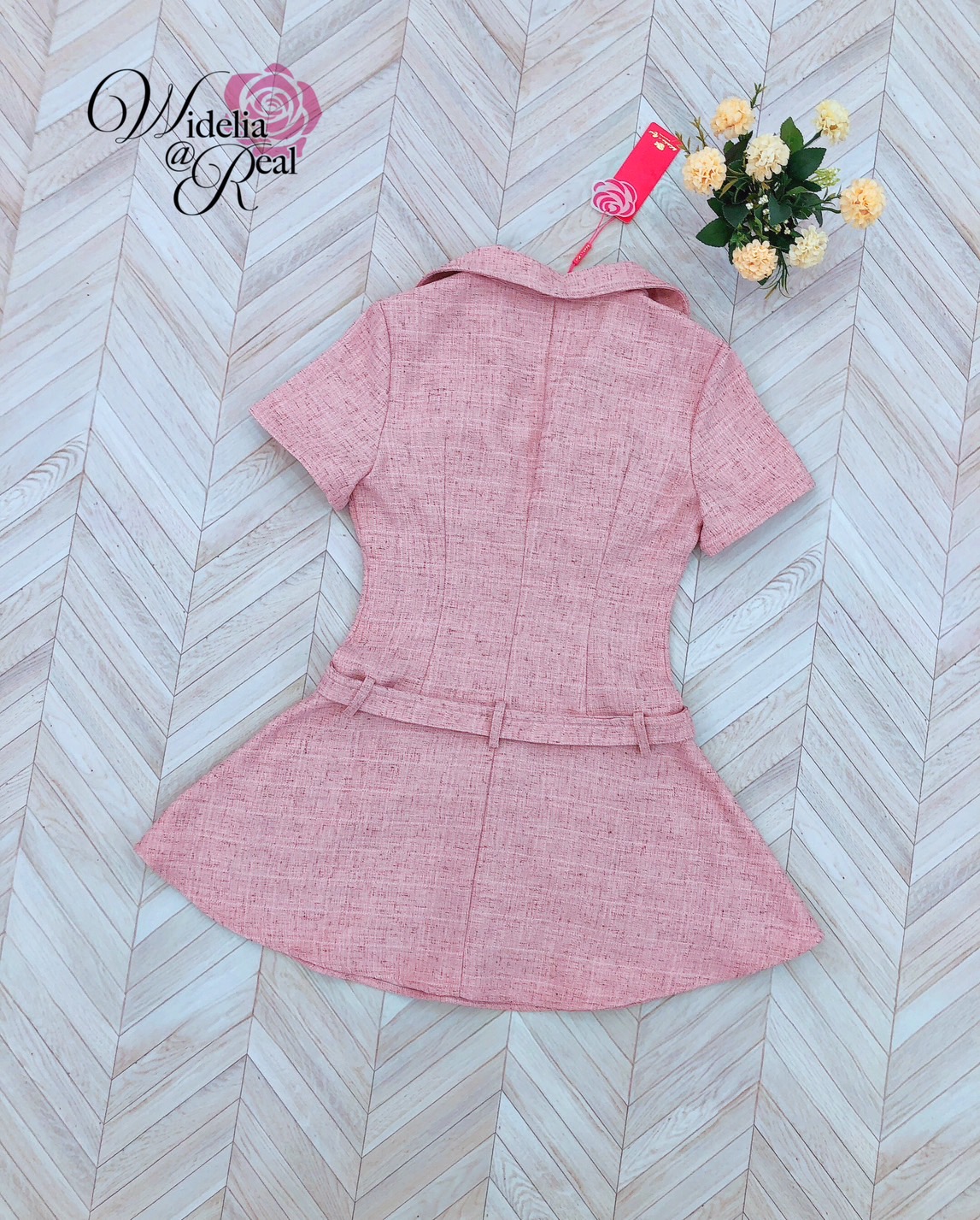 Dress เดรสแขนสั้น คอปก รูดซิปหน้า เอวมีเชือกเข็มขัดให้ 1เส้น มีเข็มกัดเครือดอกไม้ให้ด้วยค่ะ เนื้อผ้าทออย่างดี งานคัตติ้งเนี๊ยบมากๆ งานสวย ทรงเป๊ะสุดๆ รับรองใส่ออกมาไม่ผิดหวังการันตีให้เลย บอกเลยห้ามพลาดเด็ดขาด งานดีงานสวยแน่นอน