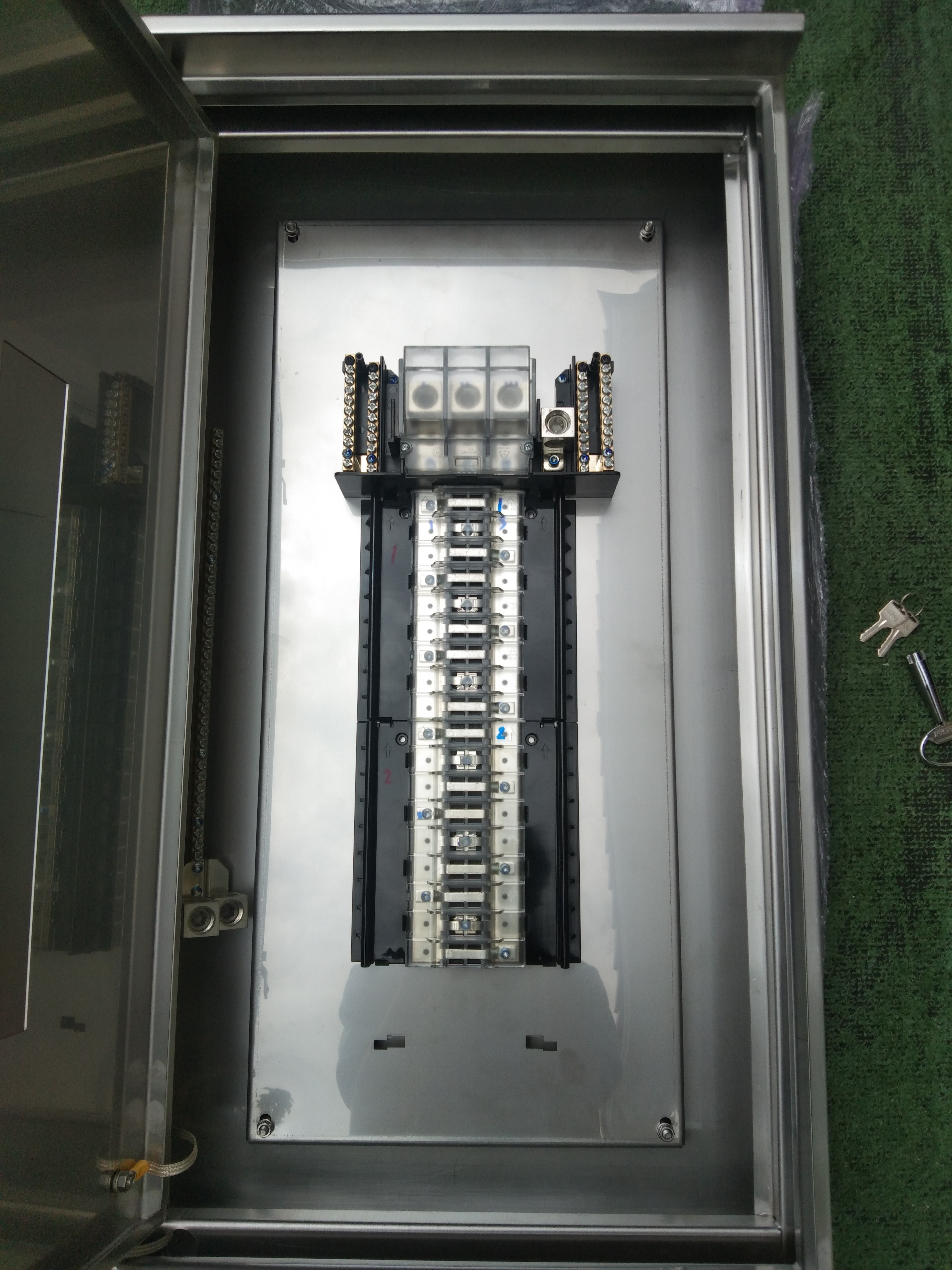 Main LUG 250A ตู้สแตนเลส 304 มีหลังคาสโลป W450xH800xD152mm. (36ช่อง)