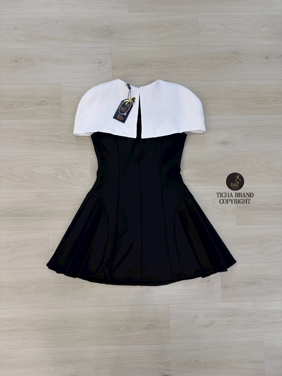 เดรสแขนกุดสีดำ แต่งดีเทลสไตย์เสื้อคลุมและติดอ่ะไหล่สีทองติดกะชุด ตีตะเข็บหน้าและหลัง อกเสริมฟองน้ำ ชายกระโปรงจับจีบบานออก ซิปหลังช่อน มีชับในตัว สวยหรู ดูแพง สุดๆ ห้ามพลาดนะคะ