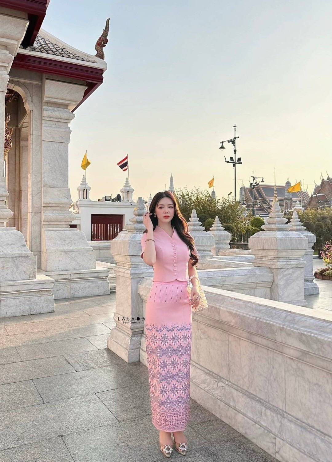 set 2 ชิ้น ผ้าไทย ชุดไปทำบุญ ชุดไปงาน พร้อมส่งค่า เสื้อคอวีสีชมพูกระปิดกระดุมหน้า ช่วงอกเสริมฟองน้ำแมทช์กับผ้าถุงสำเร็จ ผ้าพิมพ์ลายมีซิบหลัง สวมใส่สะดวก สวยหวานฉ่ำๆ งานบุญ งานบวชได้หมดเลยค่ะ Color::ตามรูป