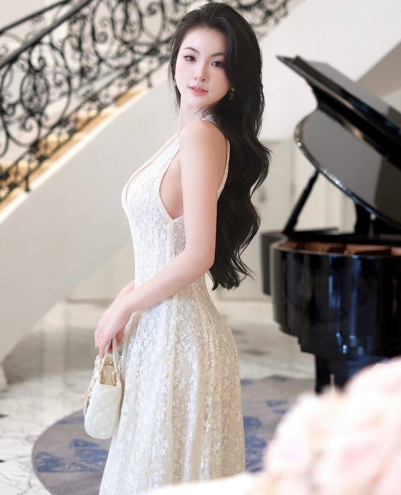 :เดรสยาวลูกไม้ทั้งชุด ทรงสวยมาก ละมุนที่สุด รียบหรูดูดี จะใส่ออกงาน ออร่าพุ่ง สวยเด่นกว่าใคร ใส่แล้วดูงามสง่า เนื้อผ้าดีมากชุดมีซับใน หน้าอกมีฟองน้ำ มีซิบด้านหลัง