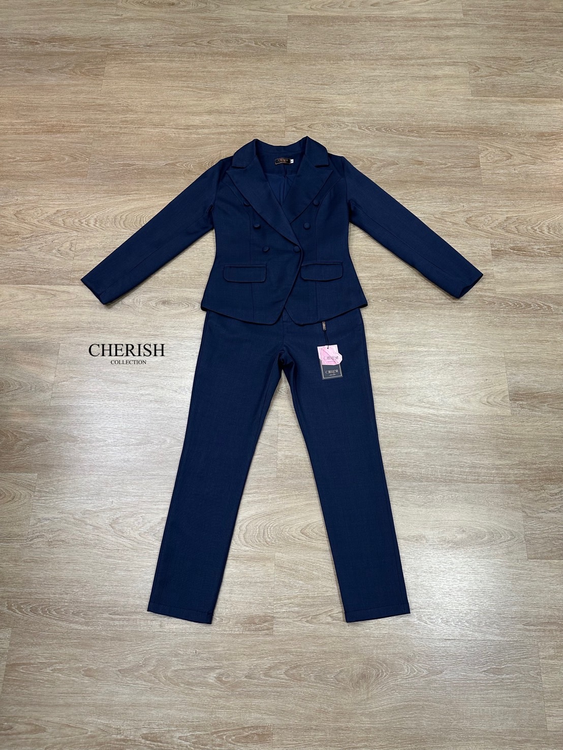 Setsuit เสื้อ+กางเกง เรียบหรู ดูเท่ ทรงสวย ใช้ผ้าดี ใส่สบาย ตัวเสื้อสูทแต่งกระดุม มีกระเป๋า พร้อมซับในทั้งตัว มาพร้อมกับกางเกงขากระบอก มีกระเป๋า 2 ข้าง จะใส่ทำงาน ออกงาน